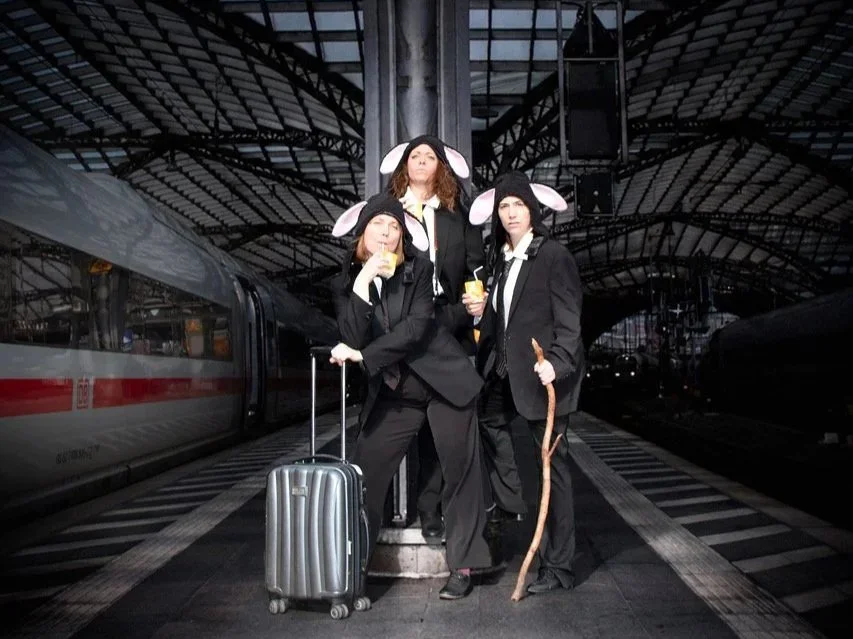 Wir lassen die katze aus dem Sack: Das nö Theater spielt stück über die deutsche bahn. 