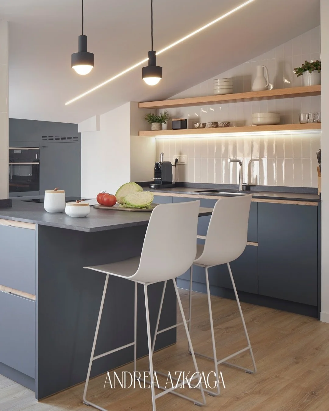 50 m&sup2;-ko etxebizitza honetan, espazioaren pertzepzioa izan da abiapuntua.

Banaketa berriak eremu komuna irekitzen du, argia eta kanpoarekiko harremana lehenetsiz, bi logelen pribatutasuna mantenduz. Diseinu malgu eta zehatz baten bidez, metro b