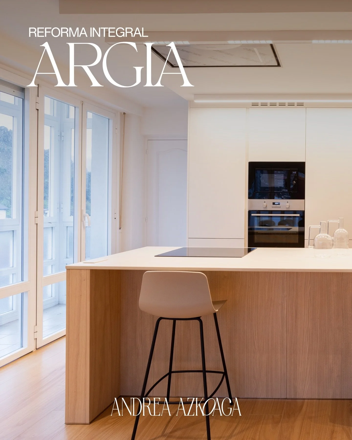 Etxebizitza honetako erreforma esanguratsuena distribuzio aldaketan hasi zen.

Eguneko eremua erabat berrantolatu genuen. Familia giroan zein lagunartean gozatzeko sukaldeak espazio ireki bati begiratzen dio txoko bakoitzak zentzua hartuz. 

Goiko so