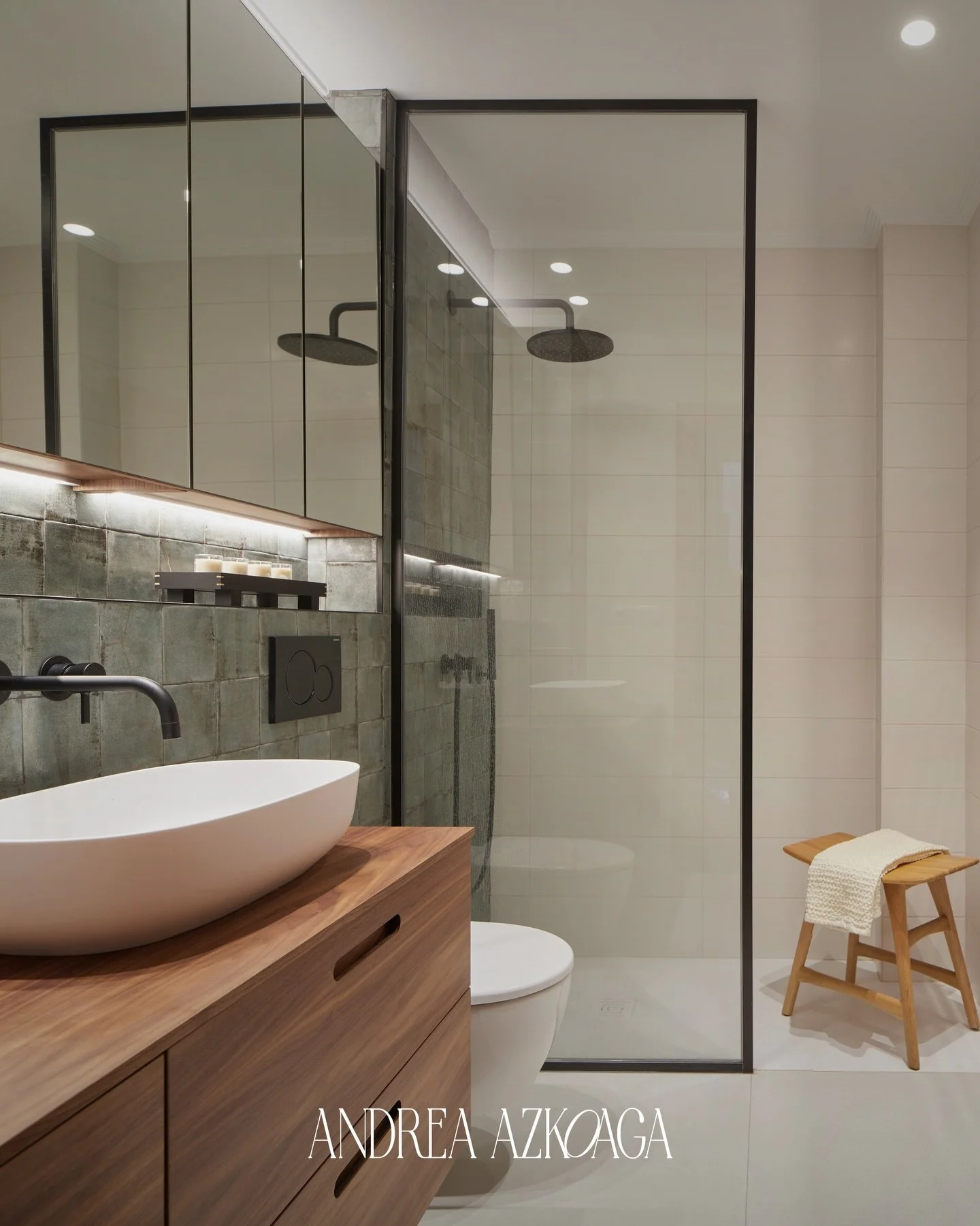 Erreforma partziala denean, batzutan bukaera on bat ematea zailagoa izaten da. Bertan mantentzen diren elementuak material berriekin ondo lotu behar direlako.

Proiektu honetan, bainuko hiru paretak azuleju berdinak mantentzen ziren eta interbentzio 