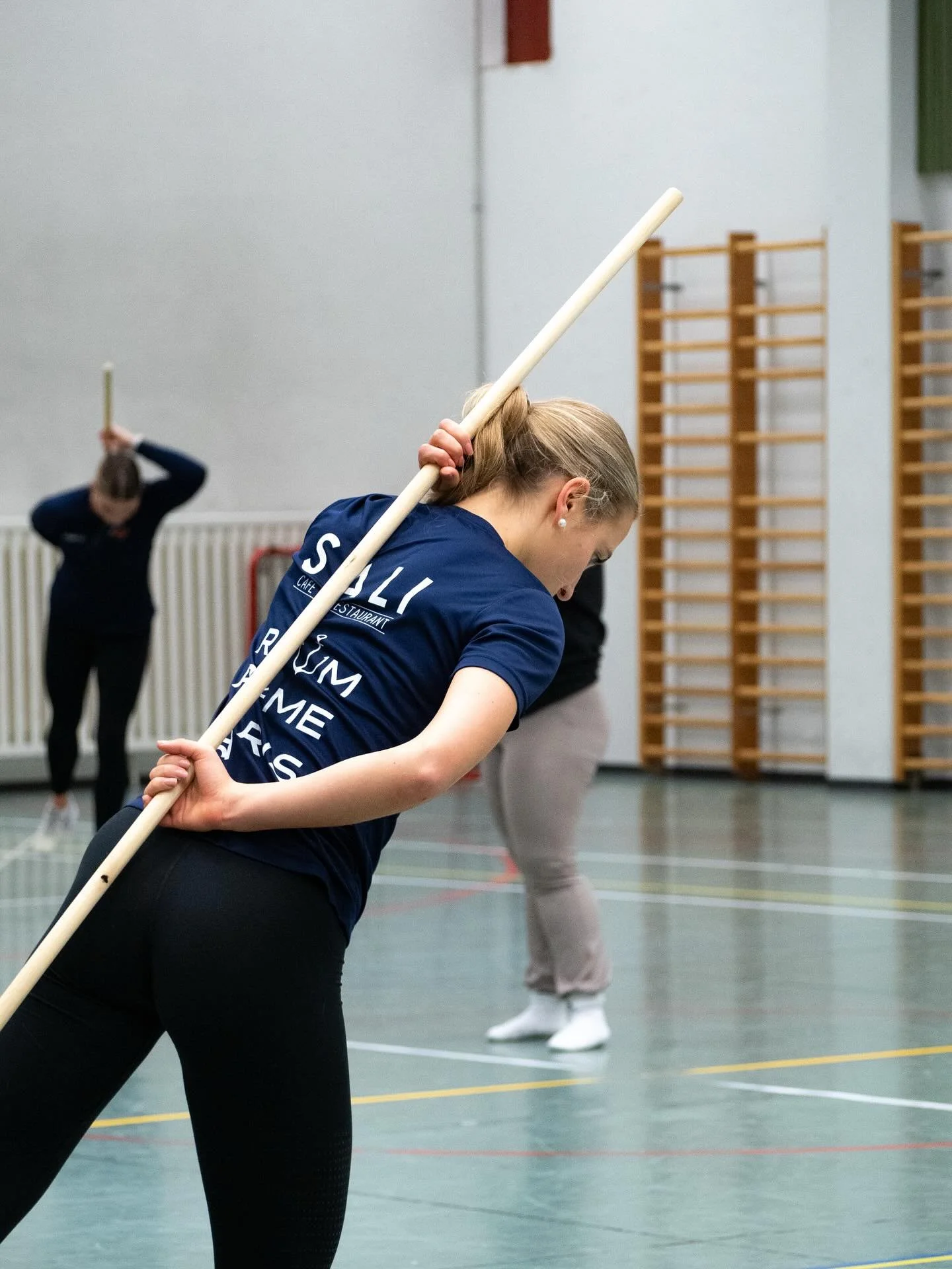 Ensimm&auml;inen leiriviikonloppu takana!

Viikonloppuun sis&auml;ltyi treenien lis&auml;ksi palavereita ja joukkueen yhteenhitsautumista mm. keilailun parissa. T&auml;st&auml; on hyv&auml; l&auml;hte&auml; hiomaan uudistuneen joukkueen taktiikoita j