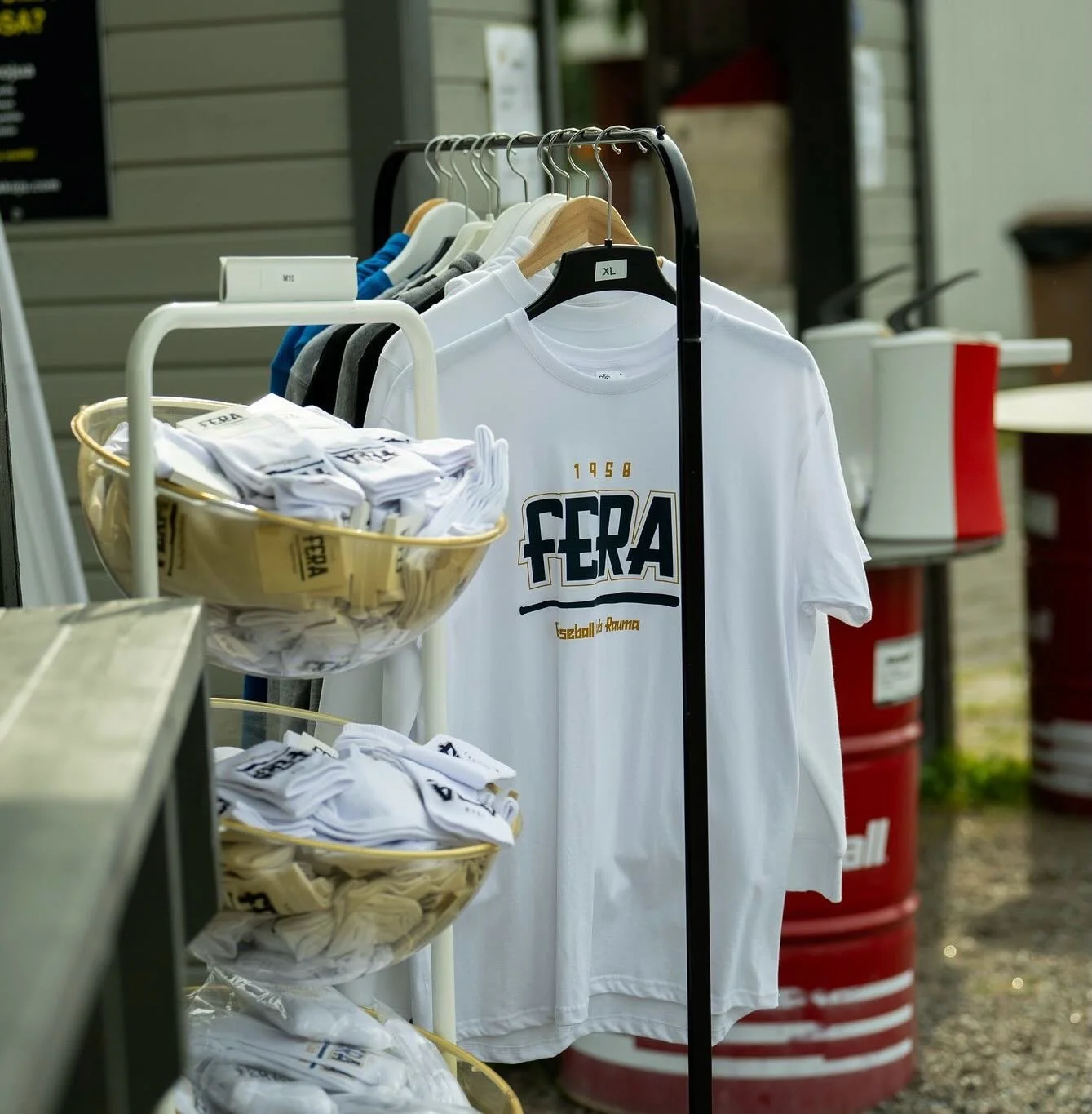 S&auml;&auml;t viilenev&auml;t alkutalven my&ouml;t&auml; ja Feran toimistolta l&ouml;yd&auml;t t&auml;ydelliset l&auml;mmikkeet kylmille ilmoille!💙

Fanituotteista l&ouml;yd&auml;t mm. hupparit, paidat, pipot ja Feran sukat, joilla pid&auml;t my&ou