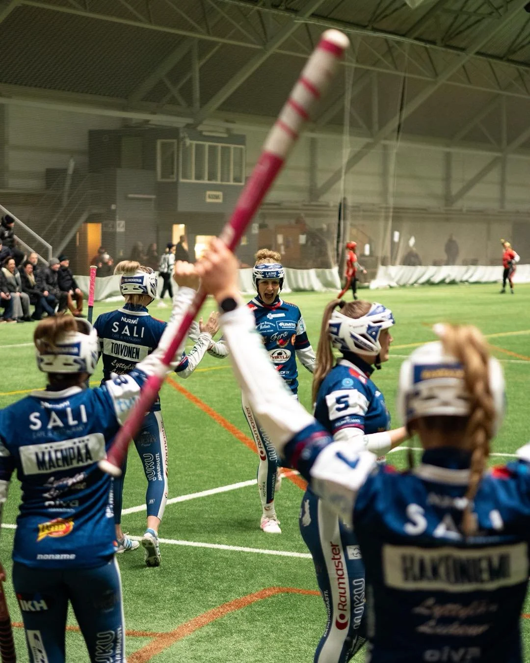 Viimeisimm&auml;ss&auml; kotipeliss&auml; peli-ilme oli kutakuinkin kuvien mukainen🫡

Eik&ouml;h&auml;n oteta sunnuntaina uusiksi! Osta liput ja tuu paikan p&auml;&auml;lle todistamaan pesiksen hurmosta🔥

Ps. Mik&auml; olisi parempi yst&auml;v&auml