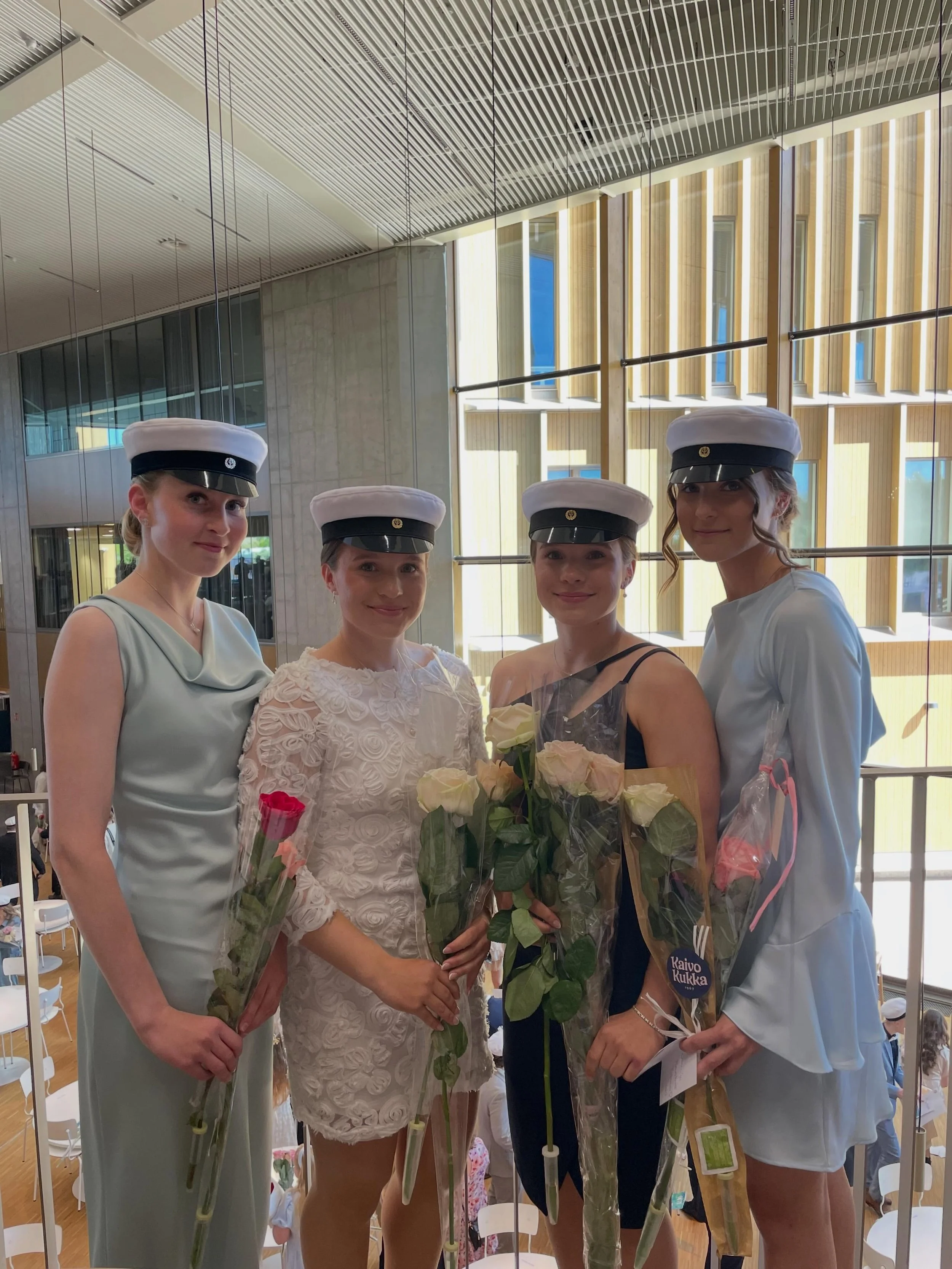 T&auml;n&auml;&auml;n 30.5. juhlitaan Rauman Lyseon lukiosta valmistuneita ylioppilaita!💐

Lakin sai p&auml;&auml;h&auml;ns&auml; Feran pelaajat Alisa Halme, Sofia Kunnas sek&auml; Ida ja Nelli M&auml;enp&auml;&auml;. Paljon onnea tuoreille ylioppil