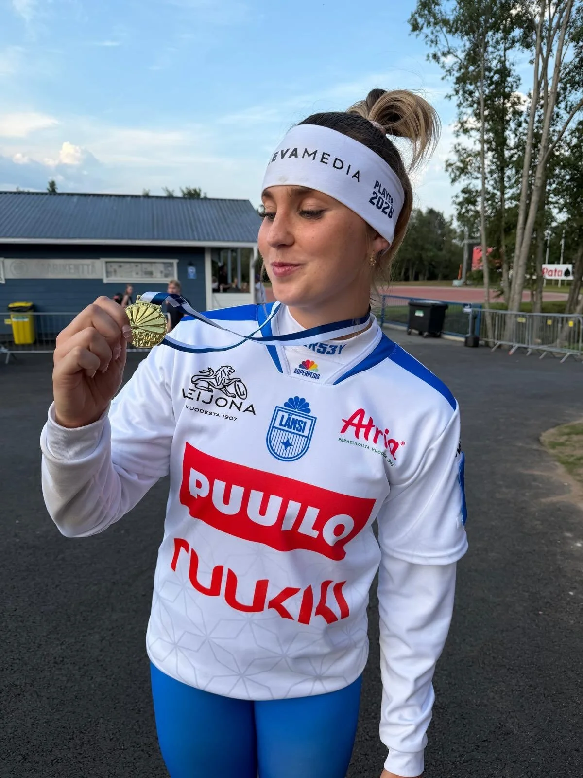 T&auml;n&auml;&auml;n Feran kapteeni Aurora Frantsila pelasi ensimm&auml;ist&auml; kertaa urallaan naisten It&auml;-L&auml;nness&auml;, mik&auml; pelattiin legendaarisella Vimpelin Saarikent&auml;ll&auml;! 

Aukku pelasi l&auml;nnen joukkueessa ja su