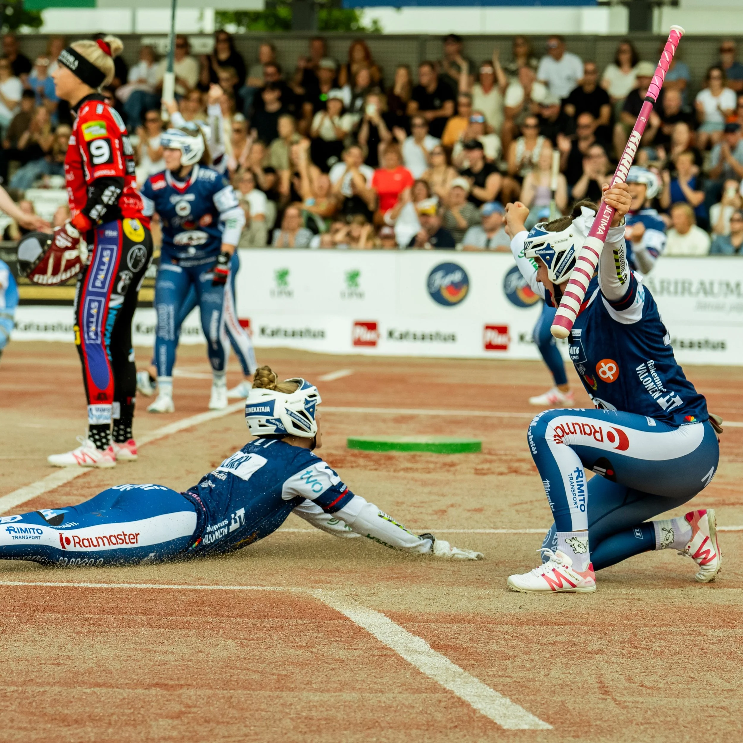 Eilen mentiin kovaa ja t&auml;n&auml;&auml;n viel&auml; kovempaa!😮&zwj;💨

Upea kes&auml;inen pesisilta tulossa Otanlahdessa. Tuut katumaan, jos j&auml;t&auml;t v&auml;list&auml;!

Ps. Kannattaa saapua ajoissa saadaksesi toivomasi istumapaikan katso