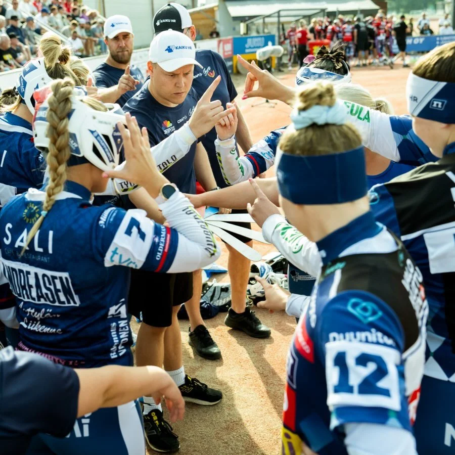 PELIP&Auml;IV&Auml;🔥

T&auml;n&auml;&auml;n on viimeinen mahdollisuus k&auml;ytt&auml;&auml; kausikortti nimitt&auml;in runkosarja p&auml;&auml;ttyy huomenna vieraspeliin Tampereella. Kaikki kausikorttilaiset katsomoihin!🎟️ Muista my&ouml;s k&auml;