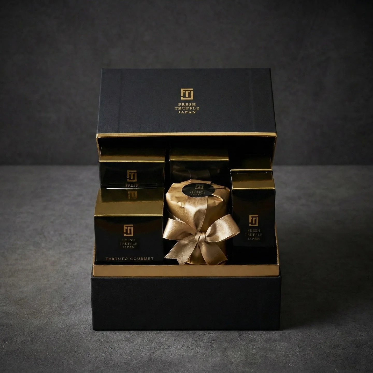 𝐓𝐇𝐄 𝐌𝐀𝐒𝐓𝐄𝐑𝐏𝐈𝐄𝐂𝐄

10の香り、10の個性、10の余韻。

「トリュフという体験」を贈るギフト。

開けた瞬間から、香りの物語が始まります。

Not a gift set.
A collection of truffle experiences.

10 condiments, each with its own aroma, character, and story.

- - - - - - - - - - - 𖤘 - - - - - - - -