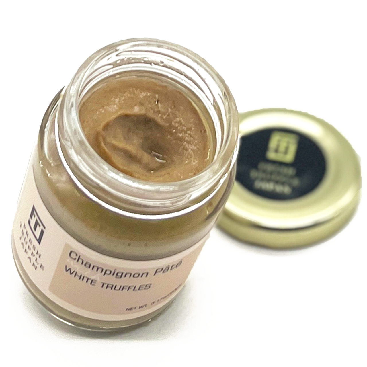 白いラベルの瓶に入ったマッシュルームペースト。蓋は外されて中身が見える。