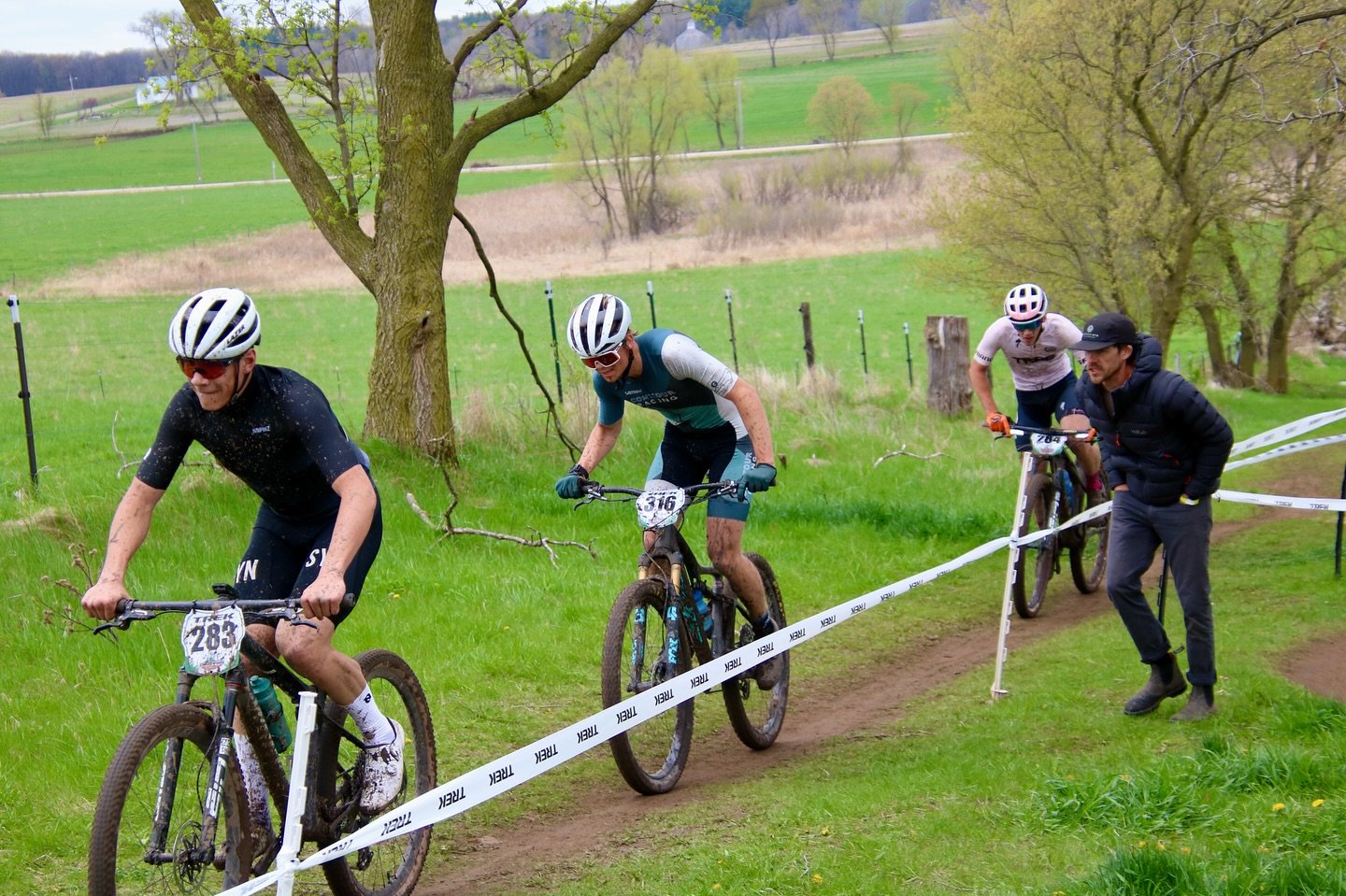 This past weekend the @contour.racing team headed up to Wisconsin for the @englewoodopen The race vibes of this one never disappoint, even in muddy conditions! Kicked off with XCC where the main challenge was staying upright, followed up with some XC