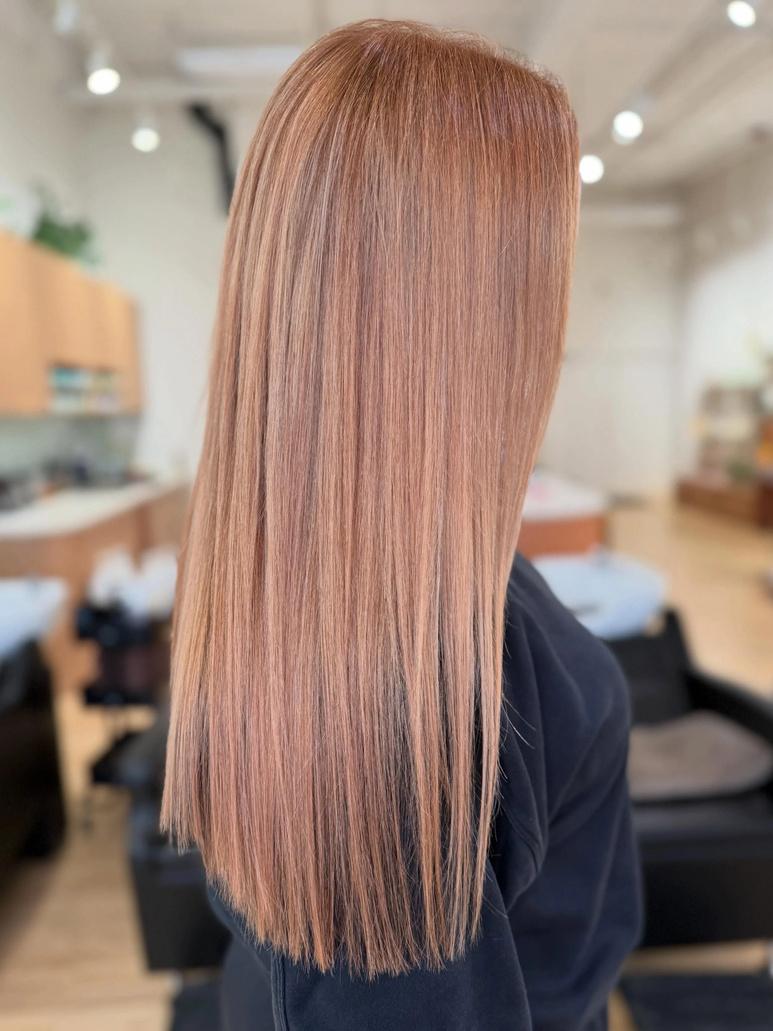 Swipe for the before! 
After 10+ years of global blinding and highlights, Daenerys finally took the plunge and went copper 🧡 and it look AMAZING on her!! 🥰🥹🤗