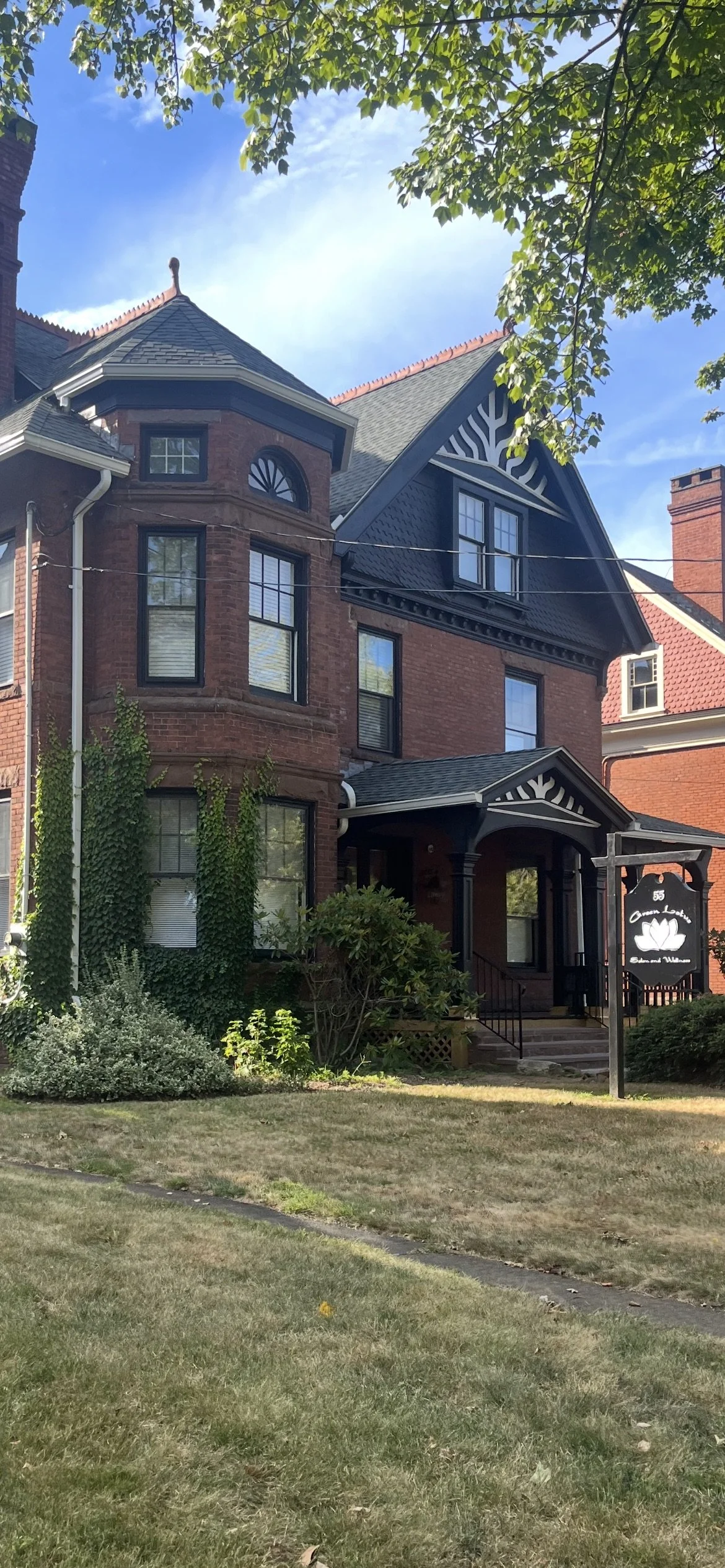 Exterior of Laura DeCapua, EMDR therapist office in New Britain, Connecticut