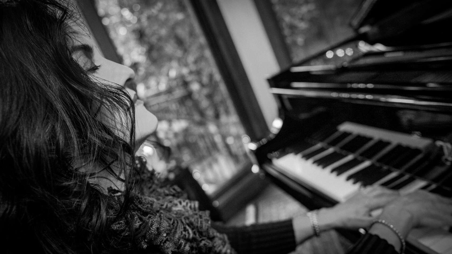 Holly Jones Interview with CanvasRebel