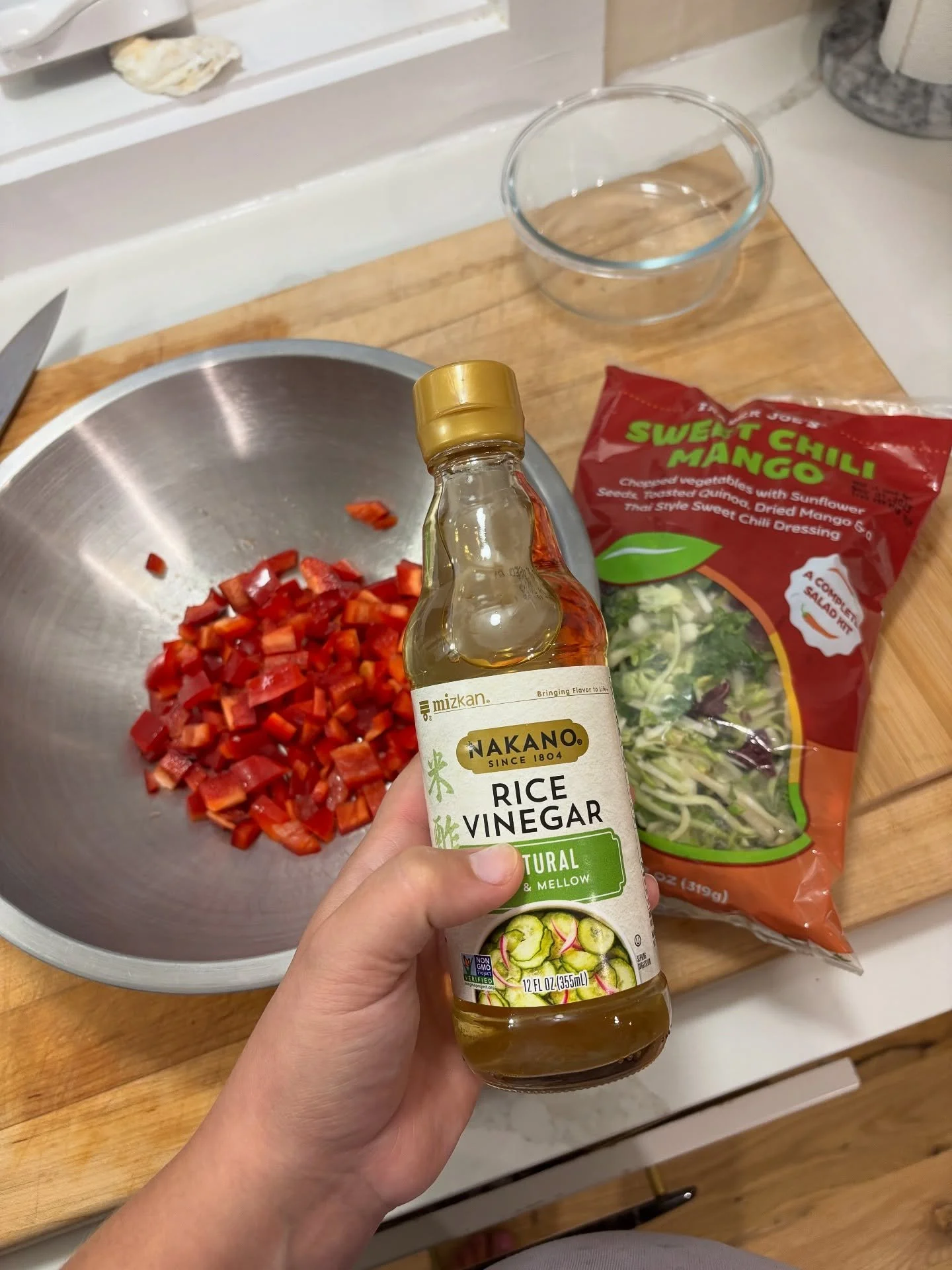 When my energy levels are low in the evening &amp; dinner feels like a *task* I&rsquo;ve been reaching for this simple (and very satisfying) combo &ndash; a good bagged salad + acid + one fresh vegetable + a protein. 

Tonight we had @traderjoes swee