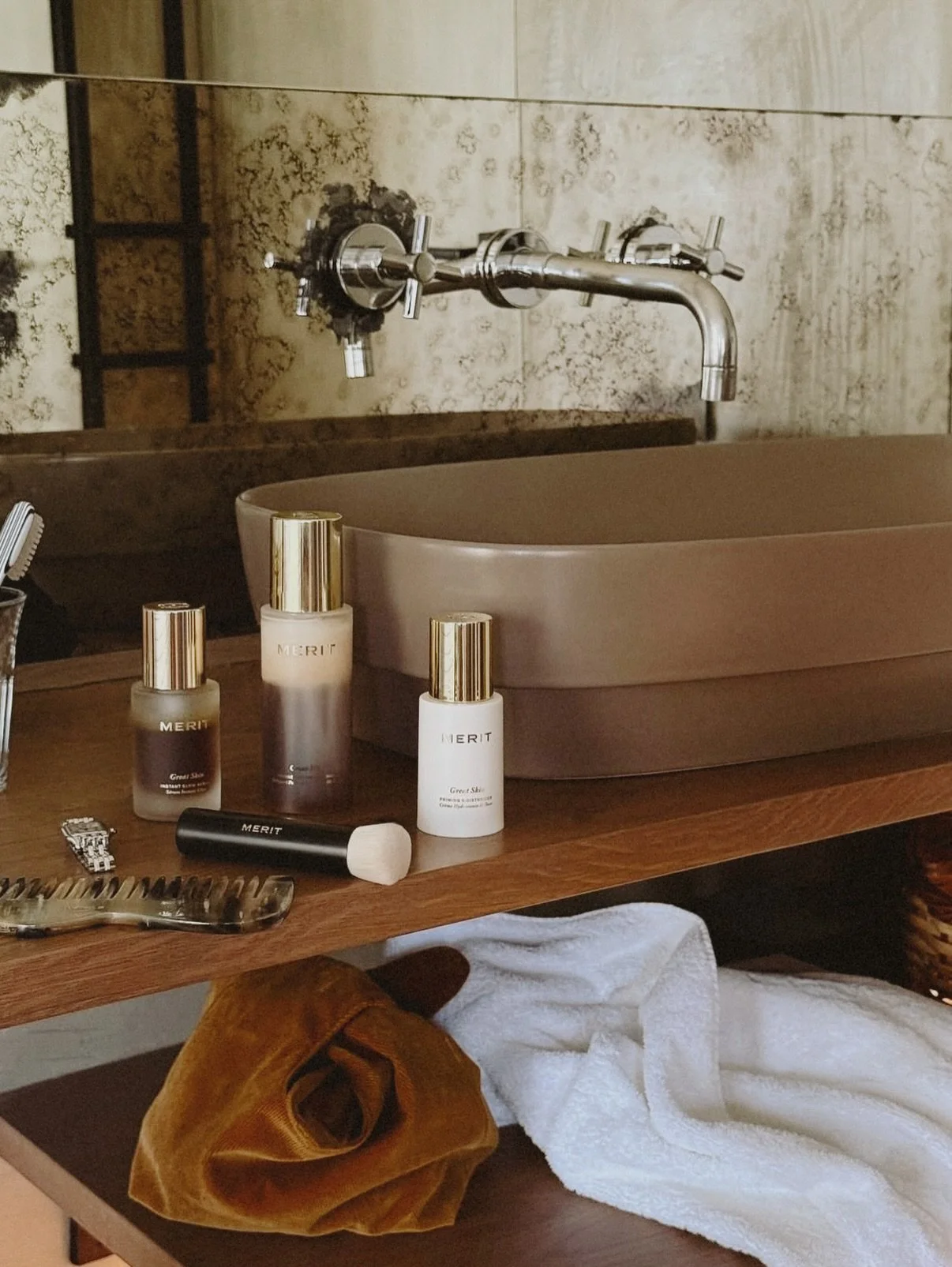 ✨GIVEAWAY: Day 5✨

The final day of GIVEAWAYS is here 💛

I saved one of my absolute favorites for last: @merit Mini Great Skin Essentials Set &mdash; my secret to that soft, dewy glow you always ask about. It&rsquo;s simple, clean, and perfect for e