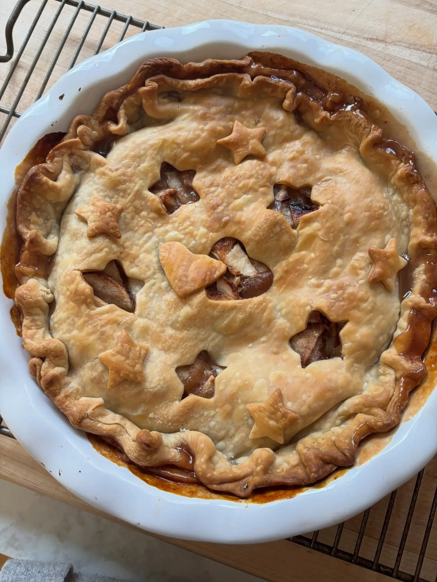 I&rsquo;m a firm believer that sometimes the recipes on the back of the box are the best. Definitely the case when it comes to @pillsburybaking pie crust &amp; this apple pie. Little cookie cutter cutouts make all the difference here &amp; it still c