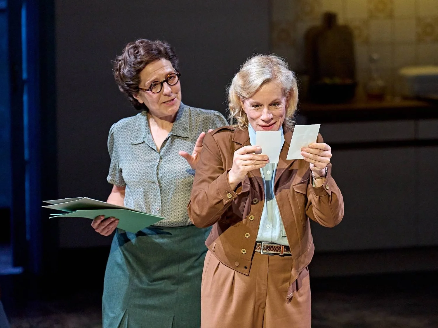 Caroline-Loncq-Juliet-Stevenson-The-Land-of-the-Living-National-Theatre-c-Manuel-Harlan.jpg