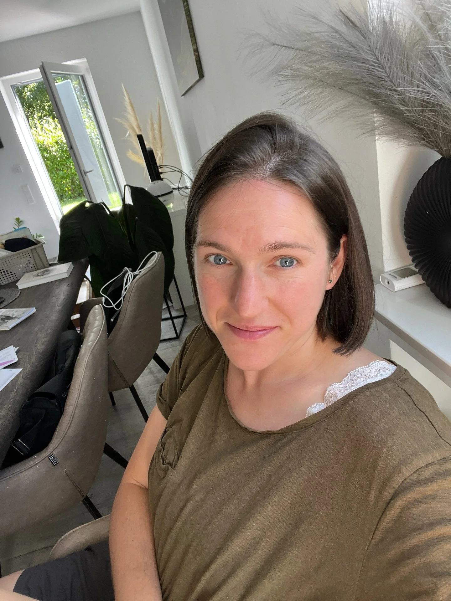 &bdquo;Ein Jahr Ver&auml;nderung&ldquo;
&bdquo;Vor einem Jahr habe ich meine Haare kurz schneiden lassen ✂️ &ndash; ein mutiger Schritt, der sich damals schon nach Neuanfang angef&uuml;hlt hat.

Jetzt gehe ich noch tiefer: zur&uuml;ck zu meiner Natur