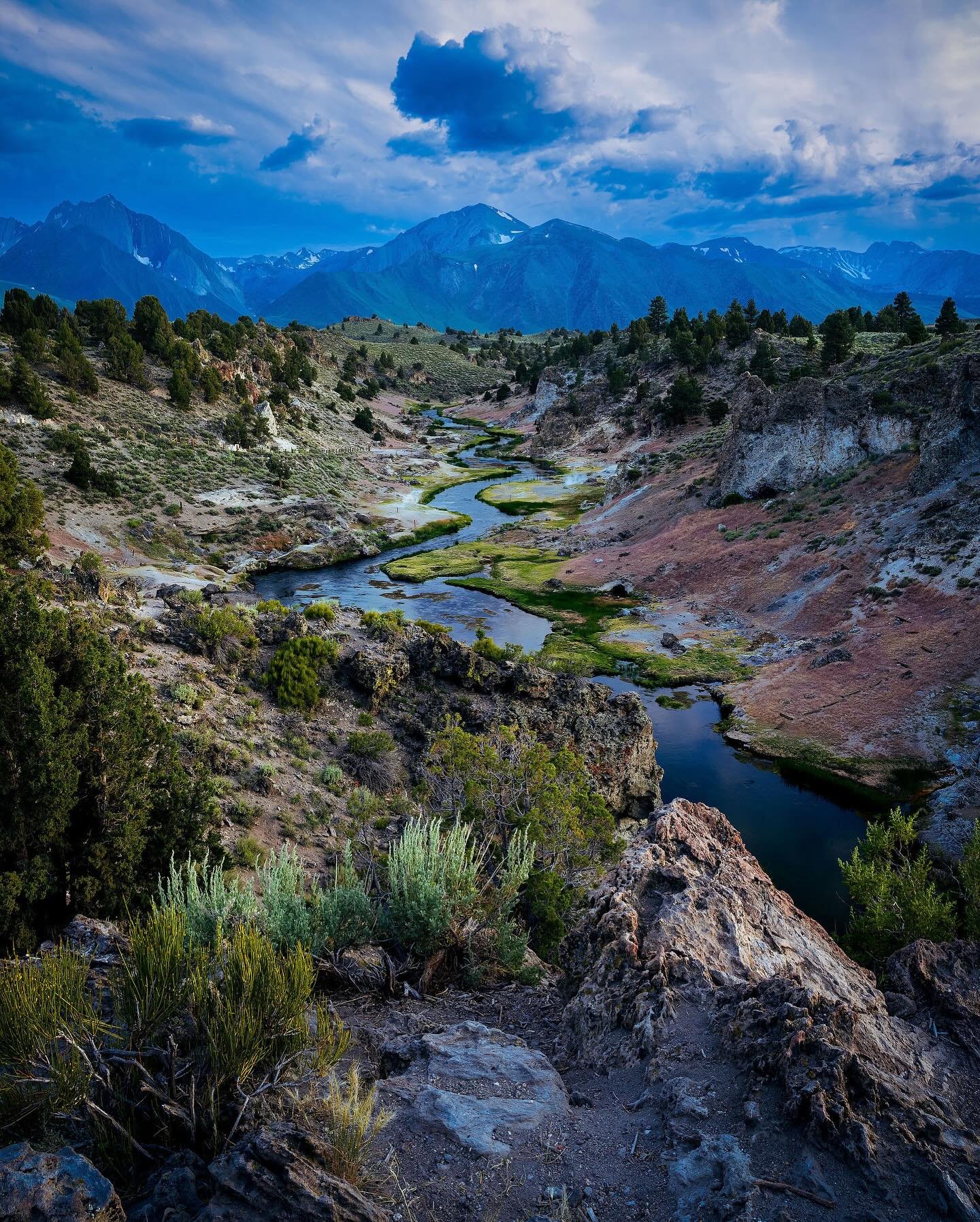 Bree&rsquo;s Lookout is the best viewpoint of the thermal springs and hatchery with the river running a direct line towards Laurel Mountain in Northeast Califonia. Whats not to love about the Serria Neveda Mountains?!
.
Nikon Z8 / 14-24mm f/2.8 / Rea