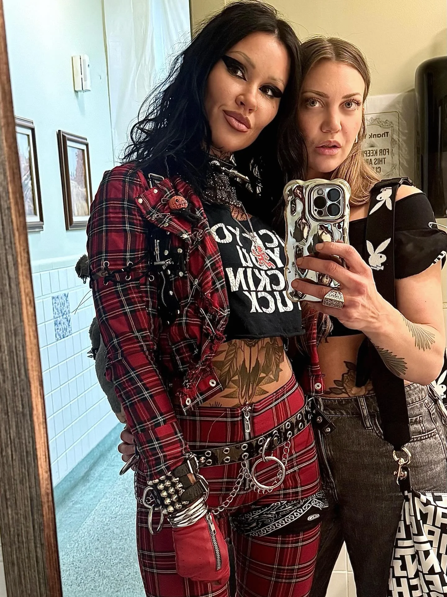 My REALM girl @villaintarazep in town last night with her  @1facade. Incredible show 💀 👏 🔥
Love you guys 🖤🖤🖤
&bull;
&bull;
&bull;
&bull;
&bull;
#wrestle #hamont #explore #tattoo #wrestler