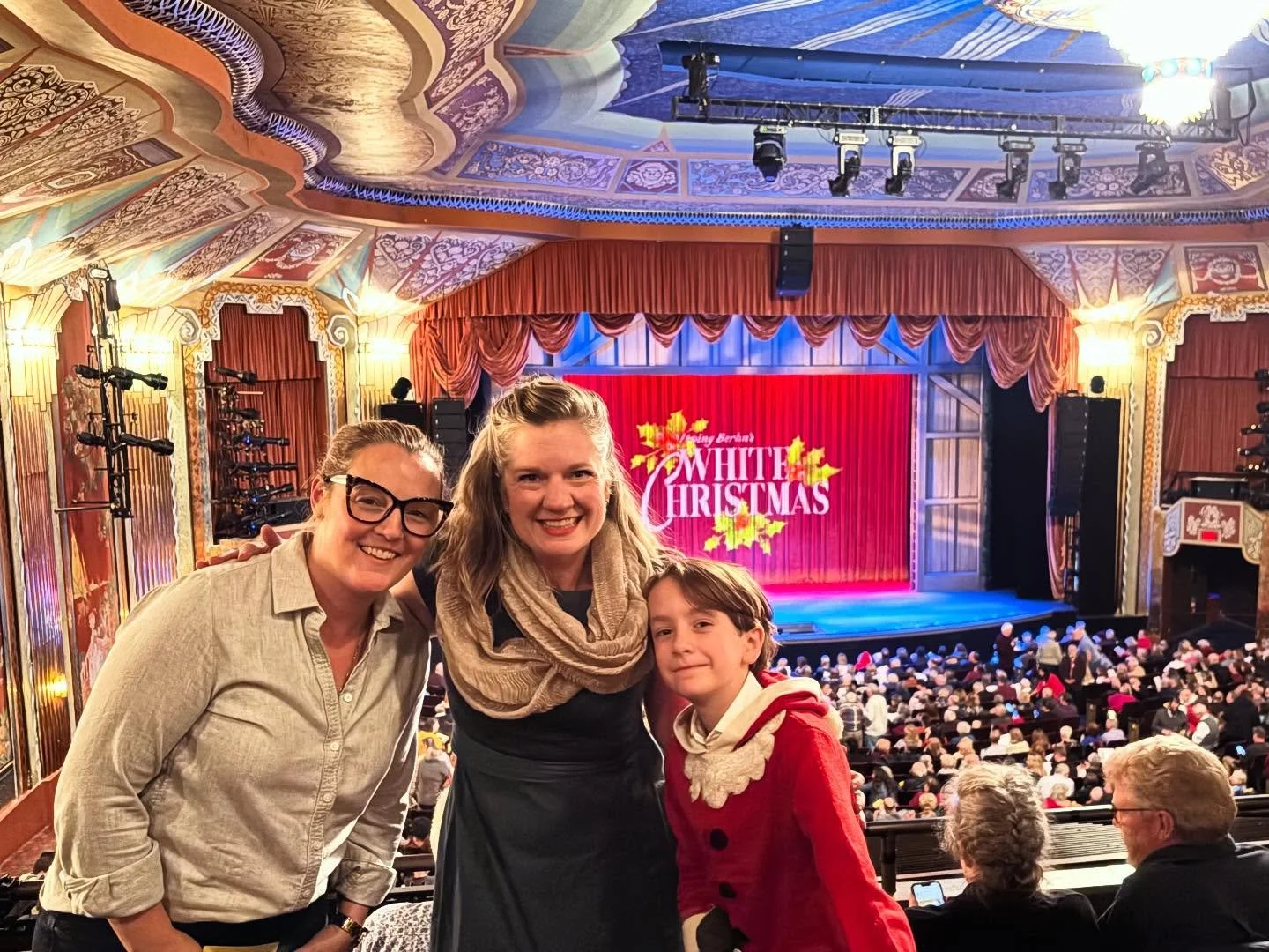 Theater made me do it!!! Holiday spirit taking hold! Thanks to @sschellhardt &lsquo;s extraordinary White Christmas at @paramountaurora and @courttheatre &lsquo;s tree at @fly2ohare where we were joined by Buddy!!! 

Happy opening to the magical cast