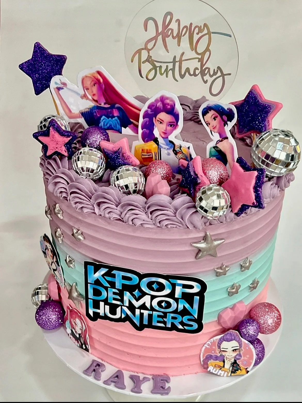 This cake was collected this morning, I had to get it on the as soon as! 😍 I love it when I get the cake request I have been dying to make! 

Loved watching the @kpopdemonhuntersnetflix with my kids. Obsessed with this tune as well. What&rsquo;s you