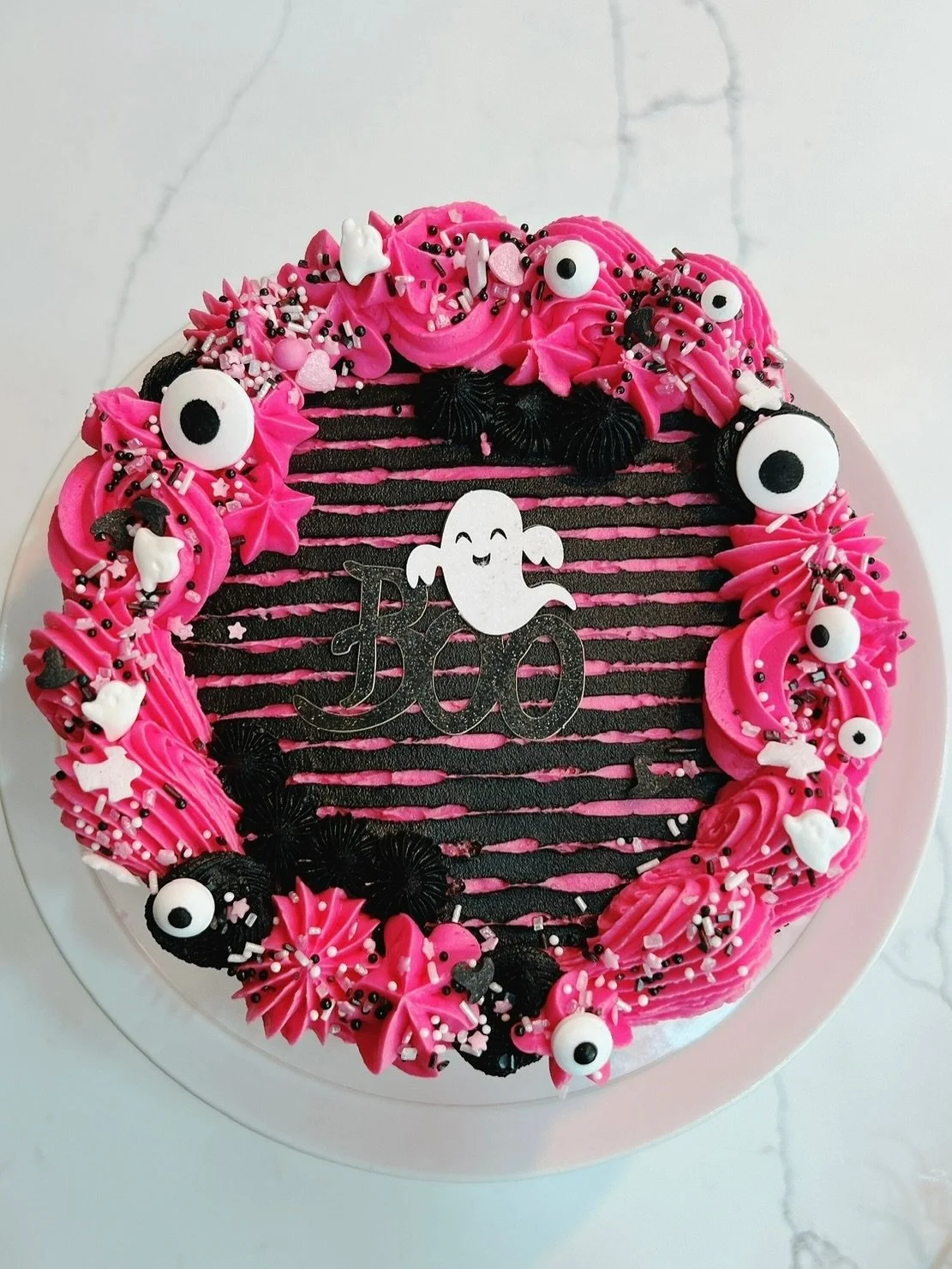 Spooky &amp; Sweet 👻

Meet our adorable Mini-Boo cake - the perfect treat for your Halloween party!