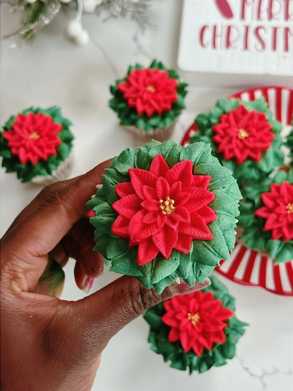 Want a show-stopping Christmas dessert anyone can make? 🎄✨ 
Save this easy poinsettia cupcake tutorial for your holiday baking! 🌺🧁
 Using the leaf piping nozzle from @sweet.stamp, I piped the perfect festive leaves, then created stunning candy mel