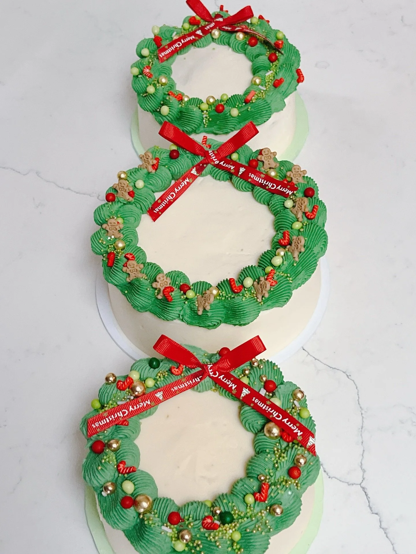 ✨ Is your Christmas table ready? ✨

Watch this easy tutorial on how I decorate these cute festive buttercream wreaths. This Christmas wreath cake is the perfect holiday centrepiece, combining beautiful cake decorating with classic home baking. A show