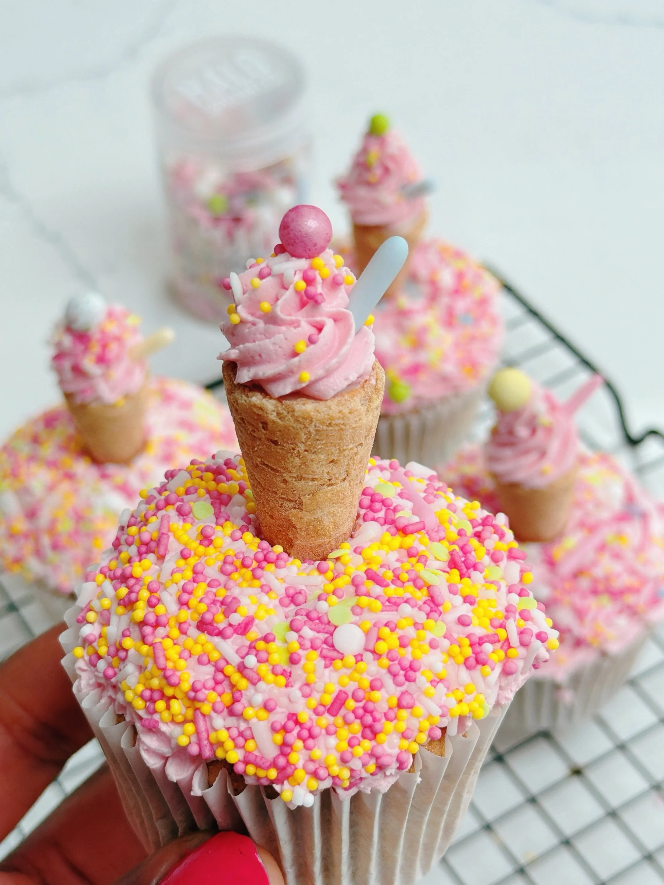 Looking for the best cupcakes in Bromley? 

Your search ends here. #CupcakeMonday is officially live and it's about to become your new weekly treat.

Freshly baked today and now available at @the_hitormiss these homemade cupcakes are soft, fluffy, an