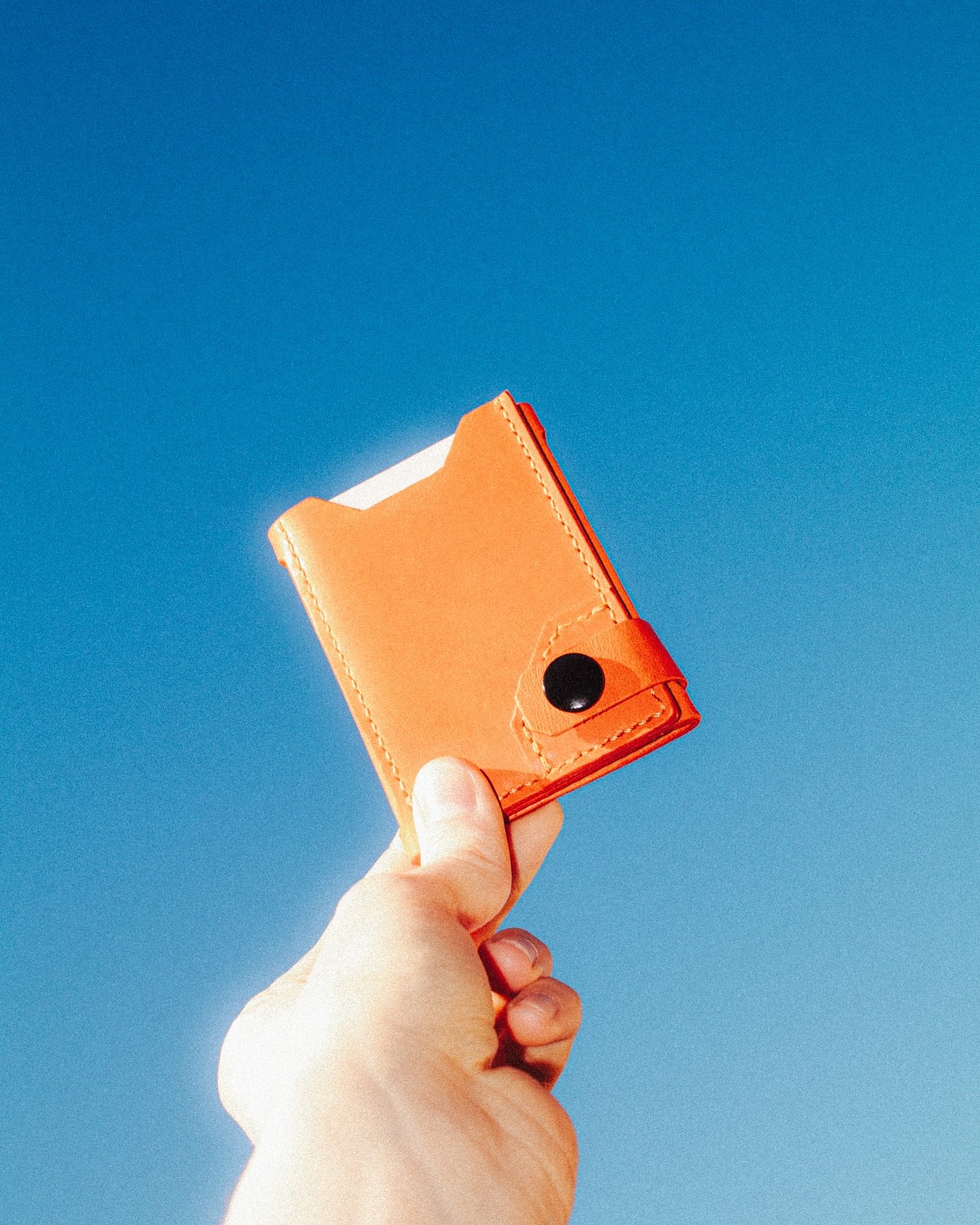 Let me present the Trifold Wallet!
Made out of Walpier Buttero Arancio Leather from @aleatherstore
It fits 4 cards per slot and has one big pocket for your bills.
#leather #leathercraft #leatherwork #leatherwallet #wallet #handmade #photography #p