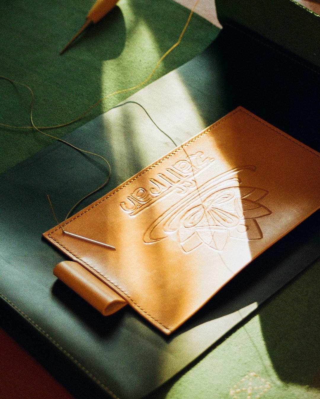 This is the tooled leather pocket of a briefcase I made. It was the first time that I tooled something that size. I wasn’t really interested in tooling leather before. But for this project I needed to put a big logo on it. My first Idea was to