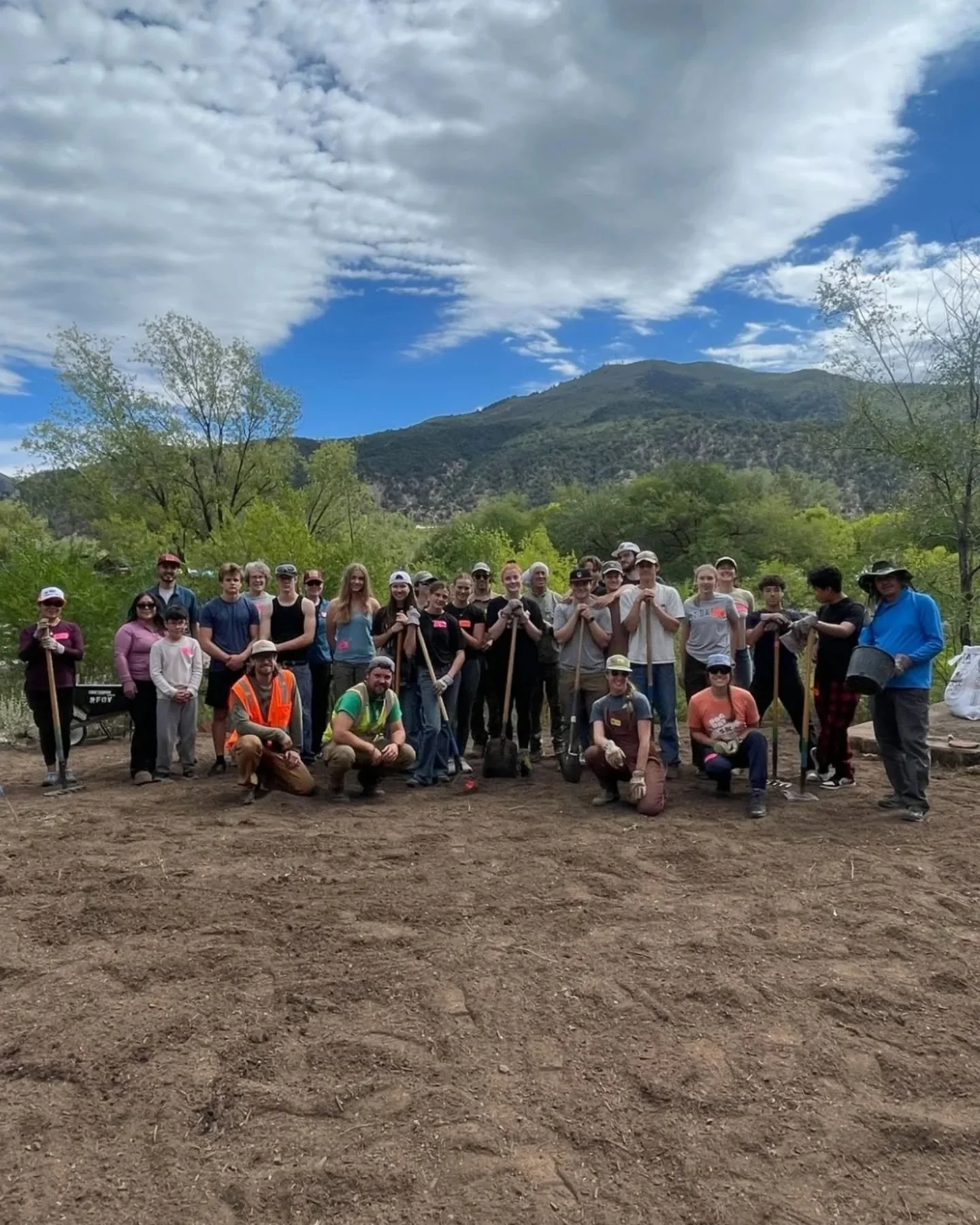 Last Saturday, we kicked off @latinoconservationweek by restoring Veltus Park in Glenwood Springs.
128 Native Plants, including 

What a great way to kick off Latino Conservation Week last Saturday! Volunteers came together to revive and beautify Vel