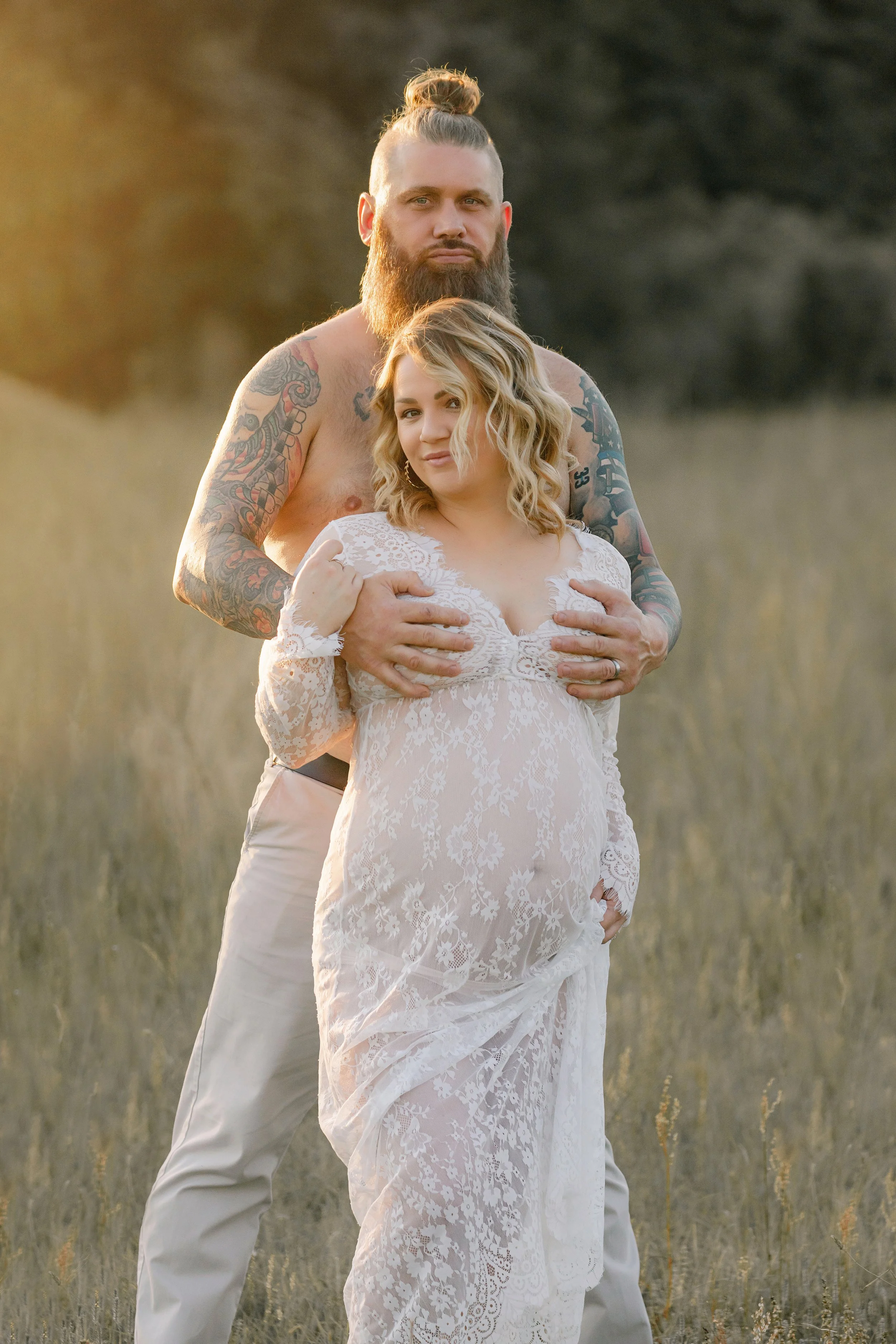 natural-outdoor-maternity-session-field-golden-hour-raleigh