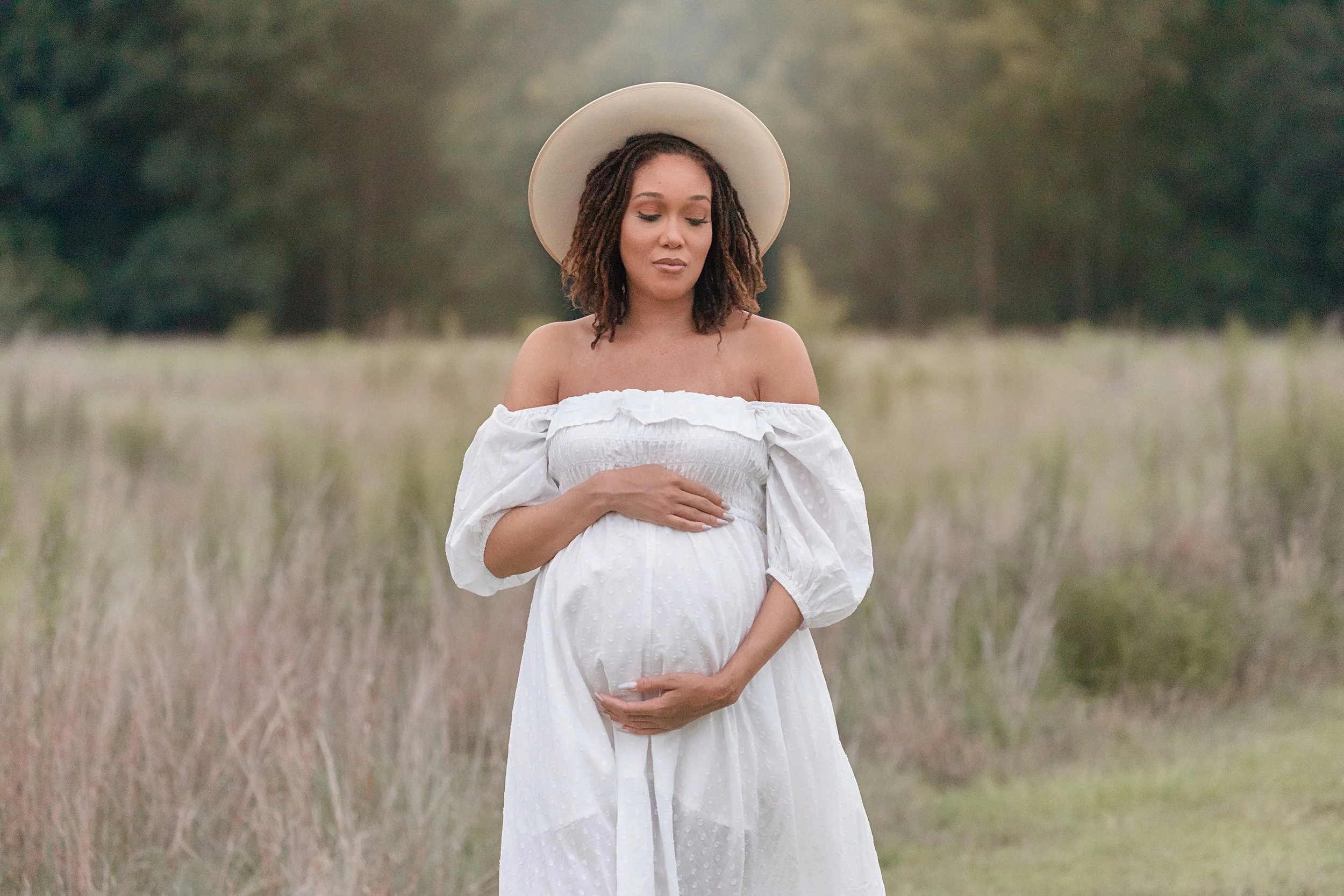 natural-maternity-photoshoot-golden-hour-field-raleigh