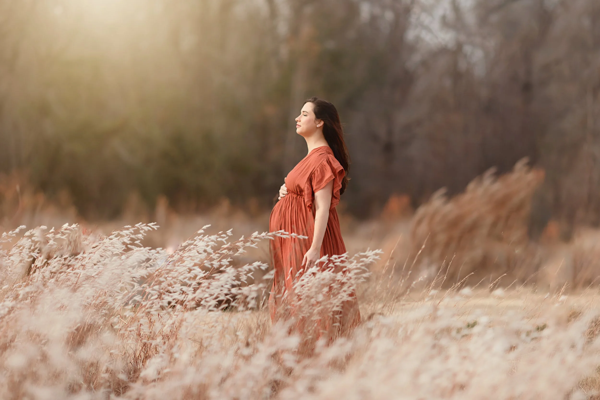 natural-maternity-photoshoot-golden-hour-field-raleigh