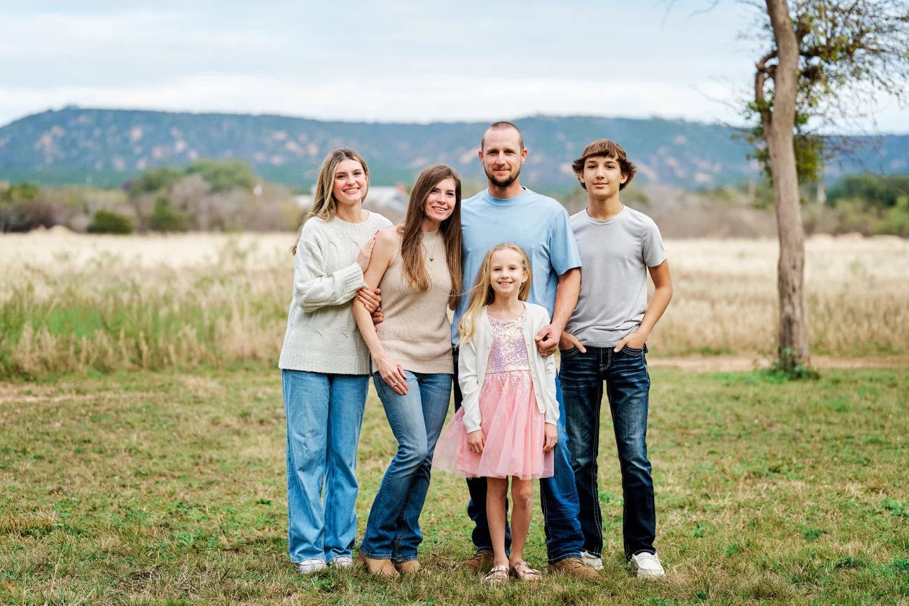 Outdoor Scenic Family of 5 older kids portrait.jpg