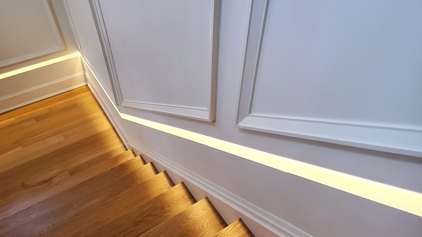💡Save worthy inspiration for stair details &amp; lighting. There&rsquo;s more for you in our White Acre Residence portfolio on our website. 

#architecture #architects #designers #interiordesign