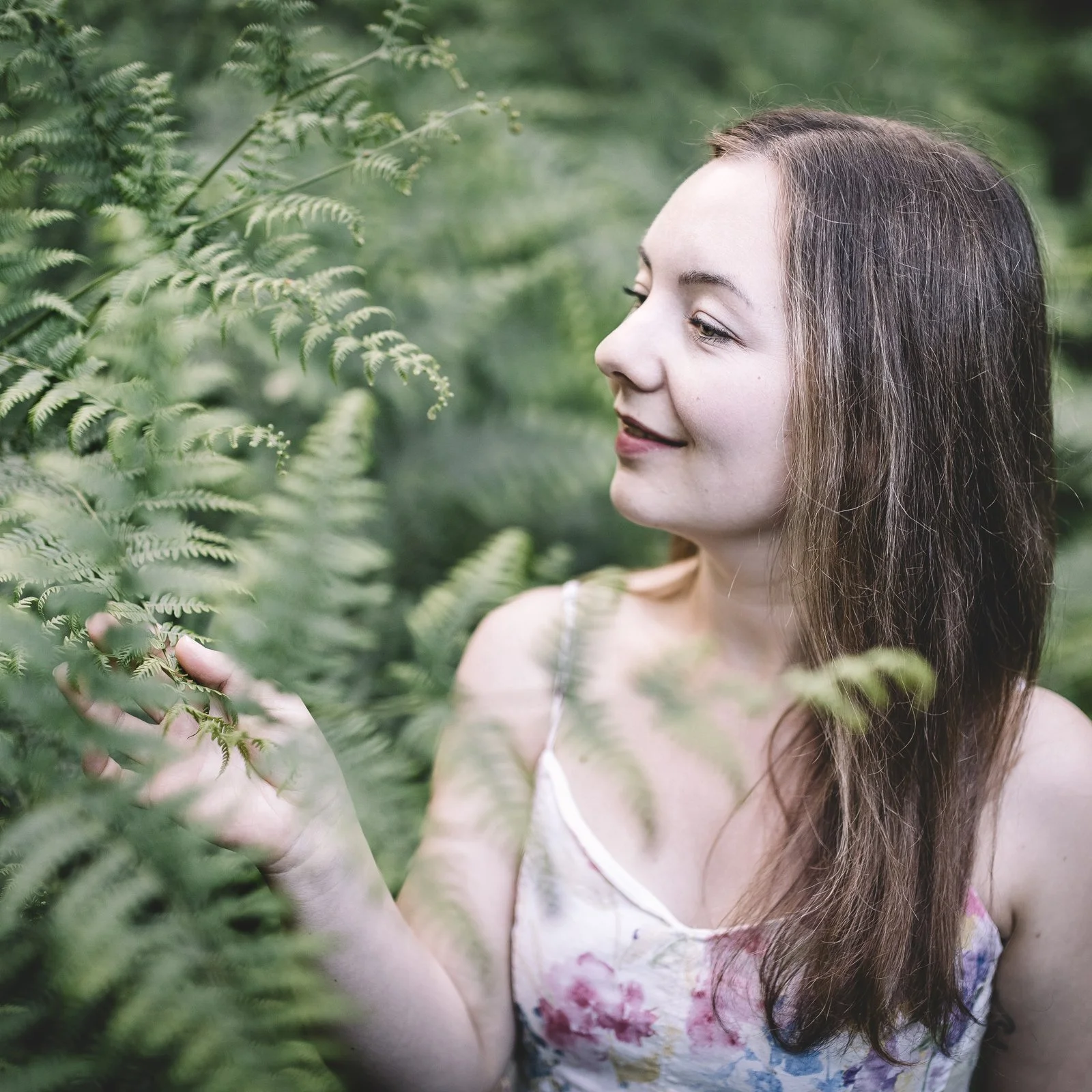 Myriam Trebesius, Ernährungsberaterin für Kinderwunsch und Fruchtbarkeit, betrachtet fasziniert ein Farnblatt im Wald