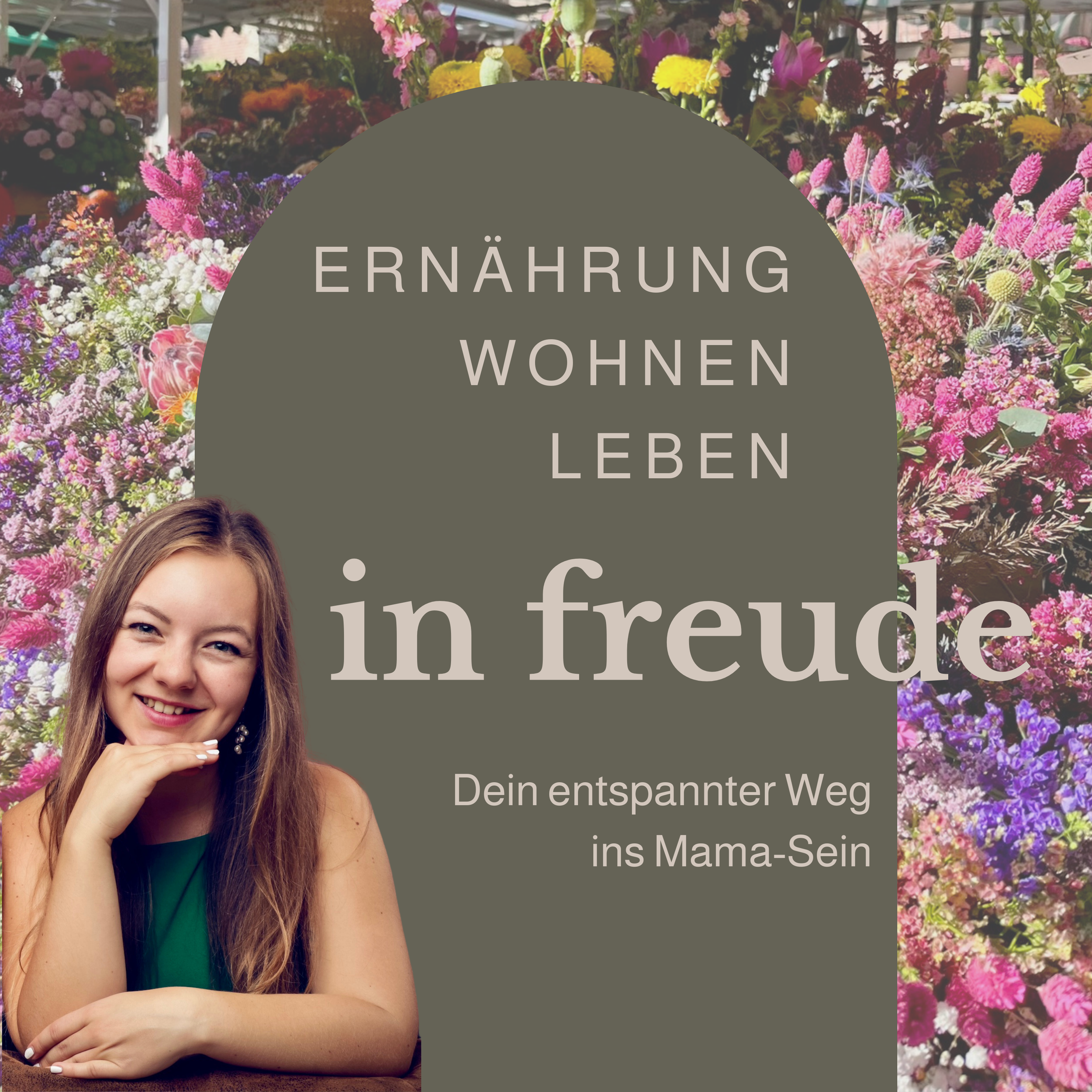 Ein lachendes junges Mädchen mit langen braunen Haaren vor einer Blumenwand, neben einem grünen Textfeld mit weißen und grauen Texten, der die Themen Ernährung, Wohnen, Leben, Freude und den Weg ins Mama-Sein beschreibt.