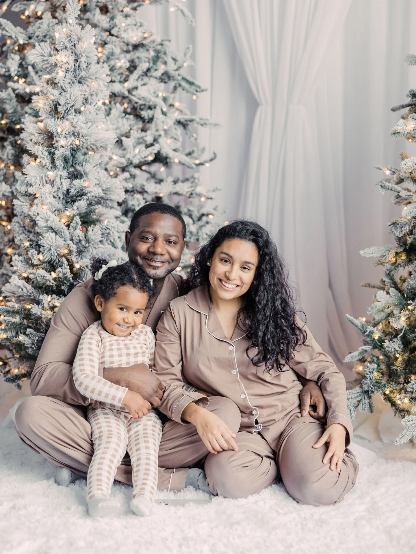 With the snow, it seems fitting to share some photos from Holiday Minis with this cute snow backdrop at @inthemoment.creative ! 

I love how some walked in thinking the studio was all mine&mdash; I WISH! ha! Photographers creating rentable spaces has
