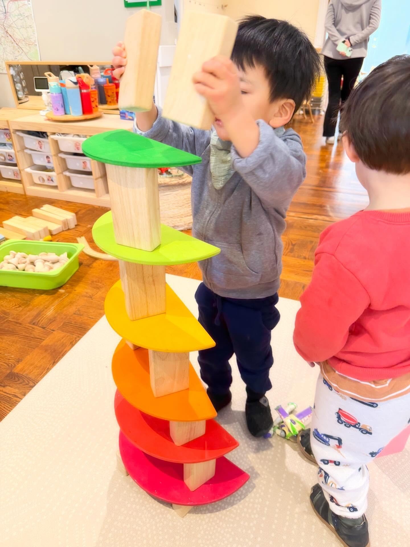 &ldquo;Let&rsquo;s build it tall and taller!
Today, we&rsquo;re stacking everything as high as we can!&rdquo;
Layer by layer, many children&rsquo;s hands came together to create this beautiful structure.

#little_atelier #constructionplay #nycprescho