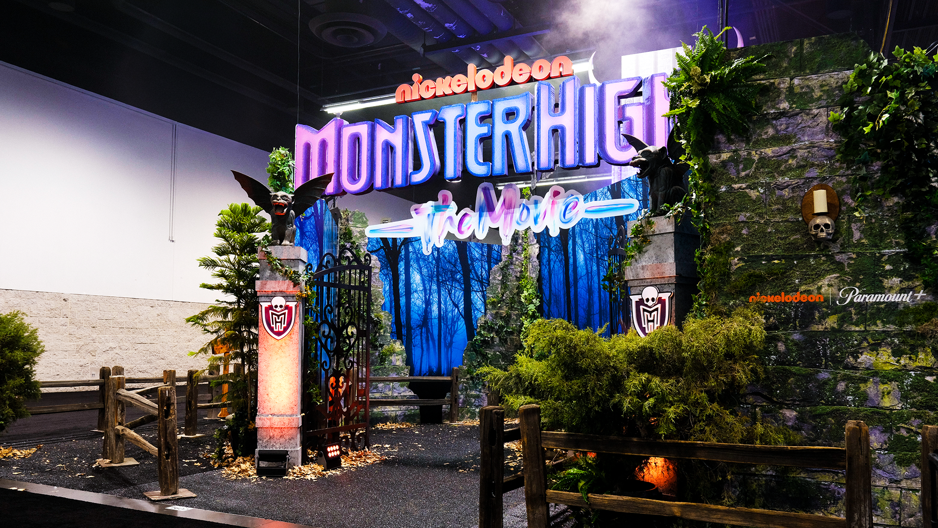 MONSTERHIGH_EVENTENTRANCE.png