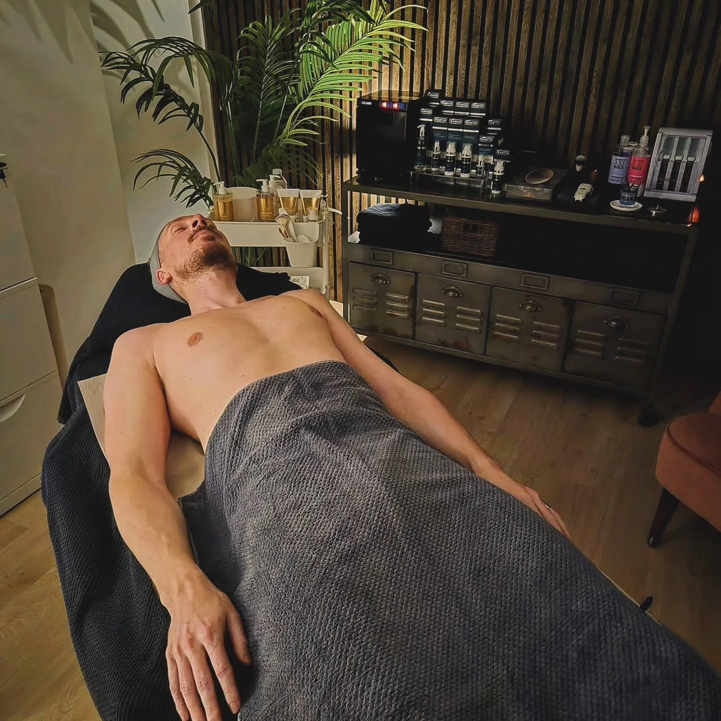 Lipid Care Facial

The Lipid Care Facial is a deeply nourishing treatment designed to restore essential lipids to the skin, strengthening its barrier and leaving it soft, supple, and radiant. Ideal for dry, dehydrated, sensitive, or mature skin types