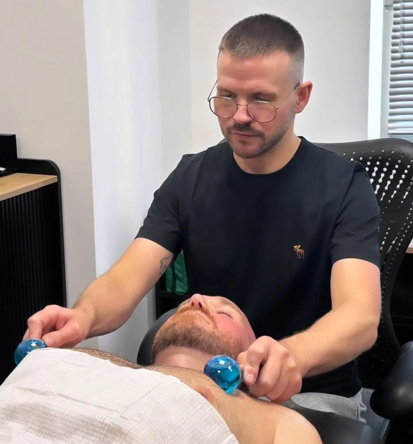 Yesterday I attended another awesome @learnmalewaxing course to learn an amazing new facial! Can't wait to try it out on you guys 🙌
More deets to follow, but I can assure you... its a good one! 🧊🫧 🌟
Special thanks to my model @manmaintenancelondo