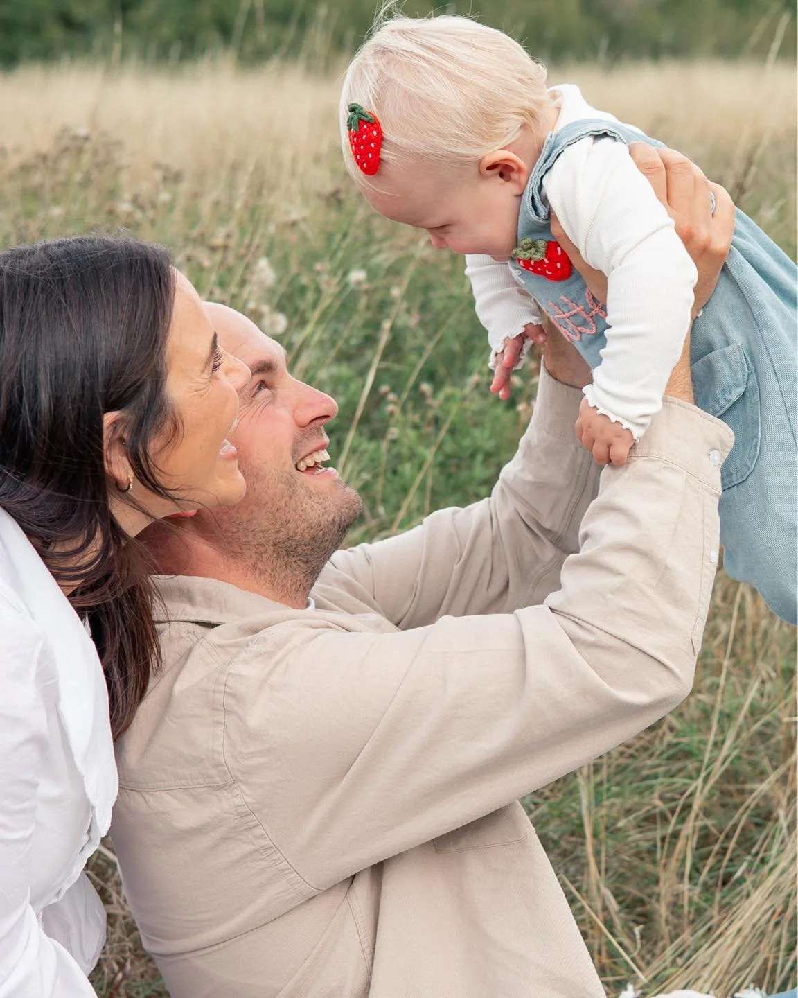 S, J + O ✨

Wind in her hair, laughter in the air for this beautiful little girl 💕

Celebrating a huge milestone for her and her parents soon and it was so gorgeous to capture them as a family to mark the special event! 🤍

#CotswoldsPhotographer #W