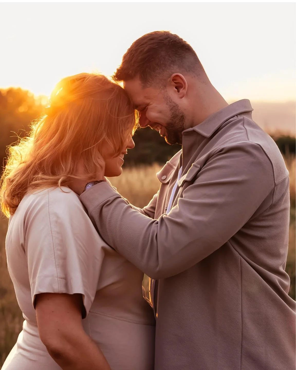 Anyone else permanently dreaming about those golden hour shoots? 🙋🏼&zwj;♀️ We are so close now!

I can&rsquo;t wait for those warm, glowy evening shoots again. ✨

A little throwback to M + W last summer ☀️

#cotswoldsphotographer #wiltshirephotogra
