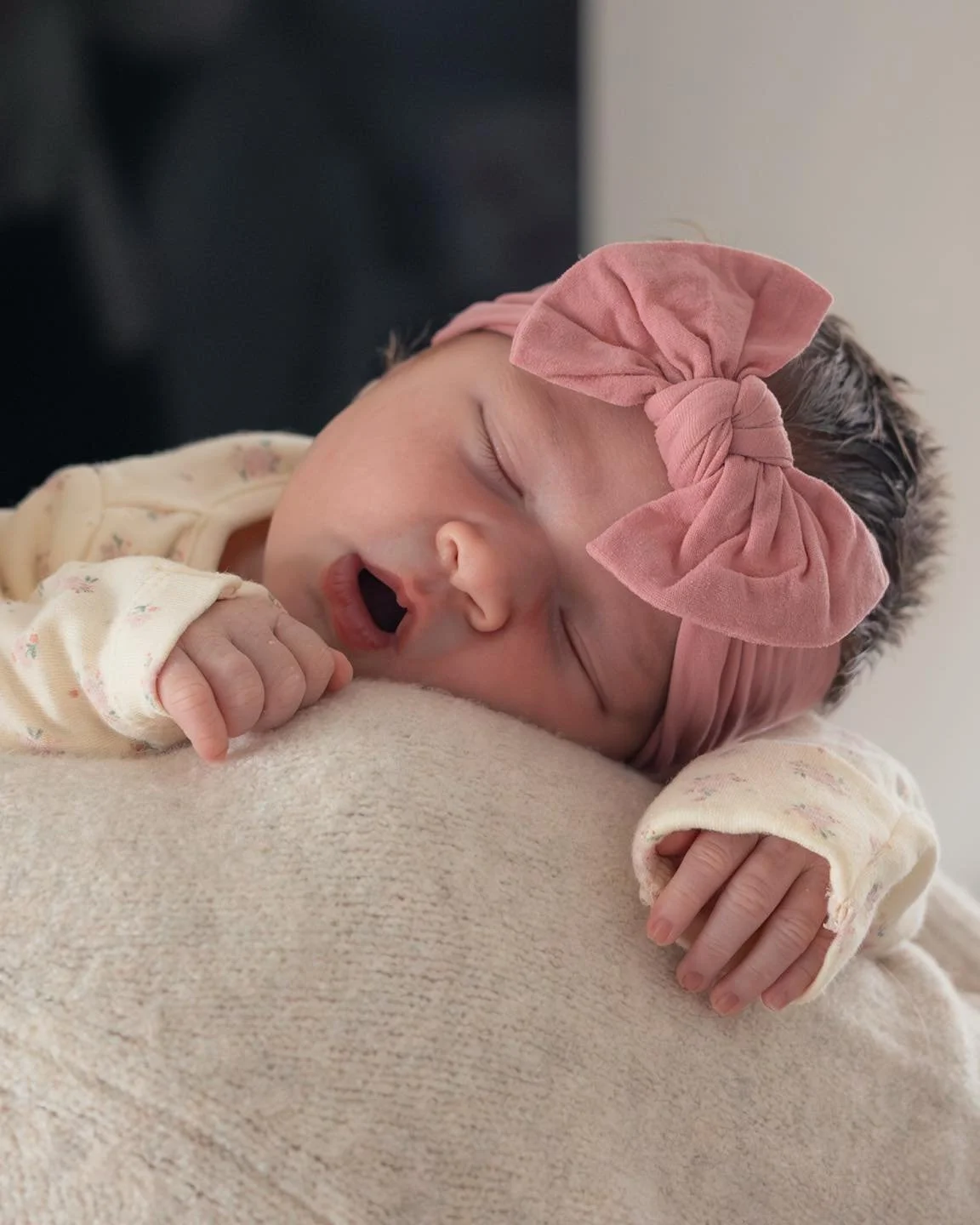 L, D + O ✨

There&rsquo;s something so special about those first days 🤍

This beautiful baby girl, with her delicate pink bow and sleepy cuddles, completely stole my heart. 

This feeling, it never gets old. I feel so honoured to be let into that pr