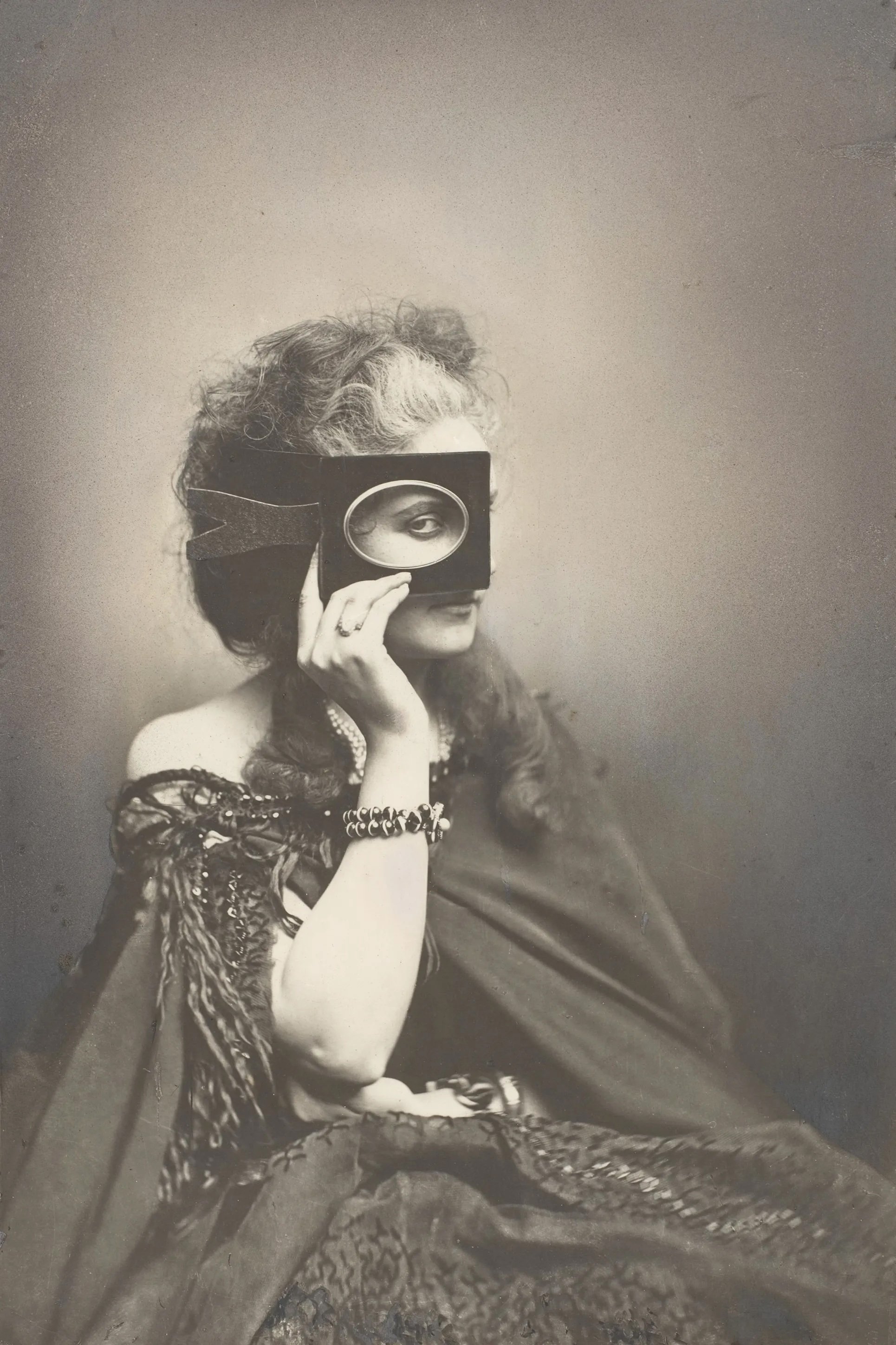 A Nineteenth-Century Countess's Sultry Selfies