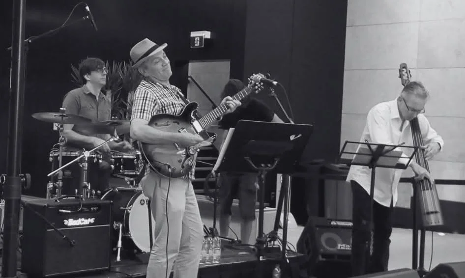 We have @george.jazzcat in the house tonight for Sage Sessions. Come and check it out!

We are open from 2pm-10pm today.

🎤✨🍸
#sagecocktailswh